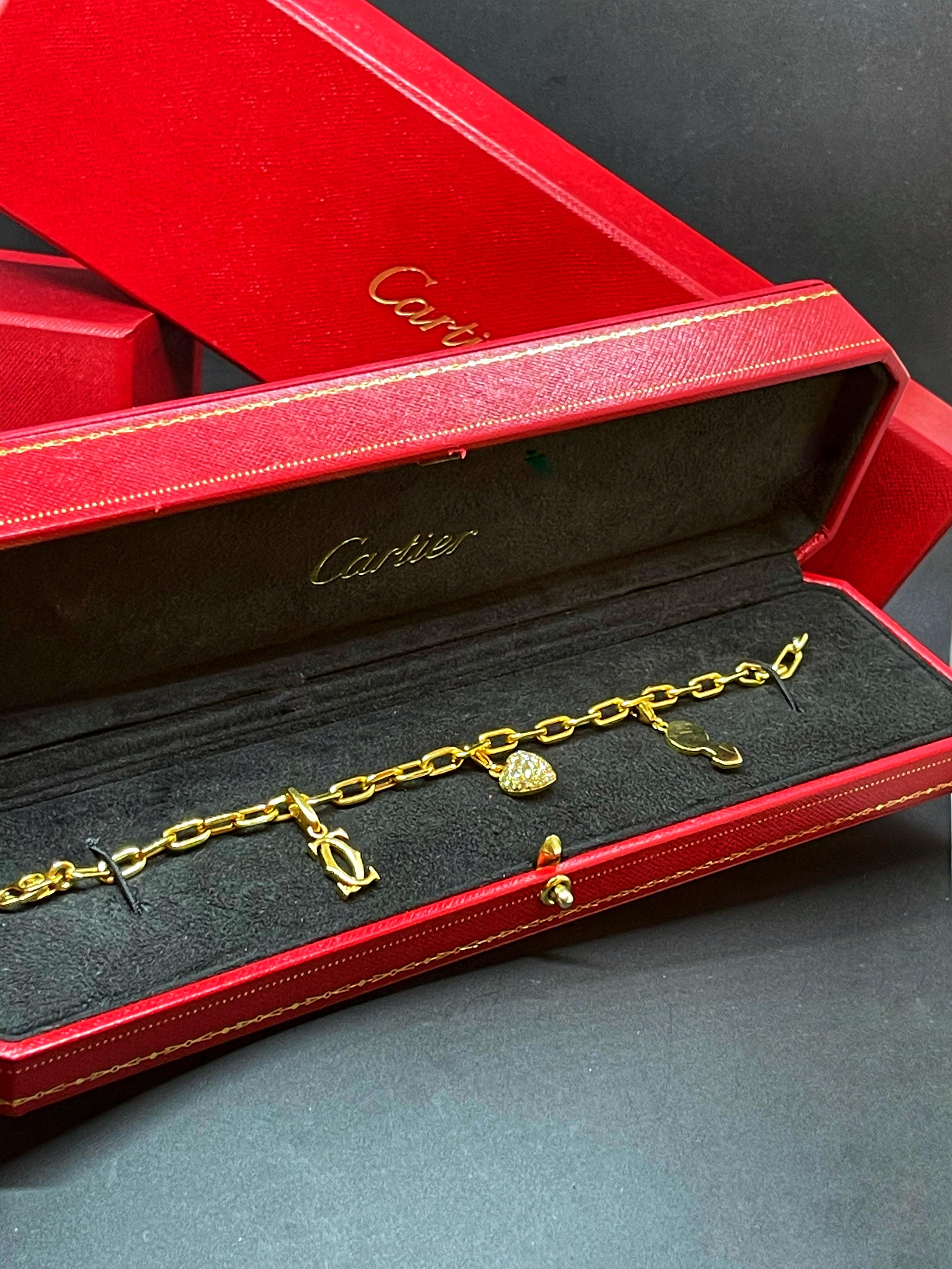 Cartier: 18 Karat Gold Charm-Armband (Brillantschliff) im Angebot