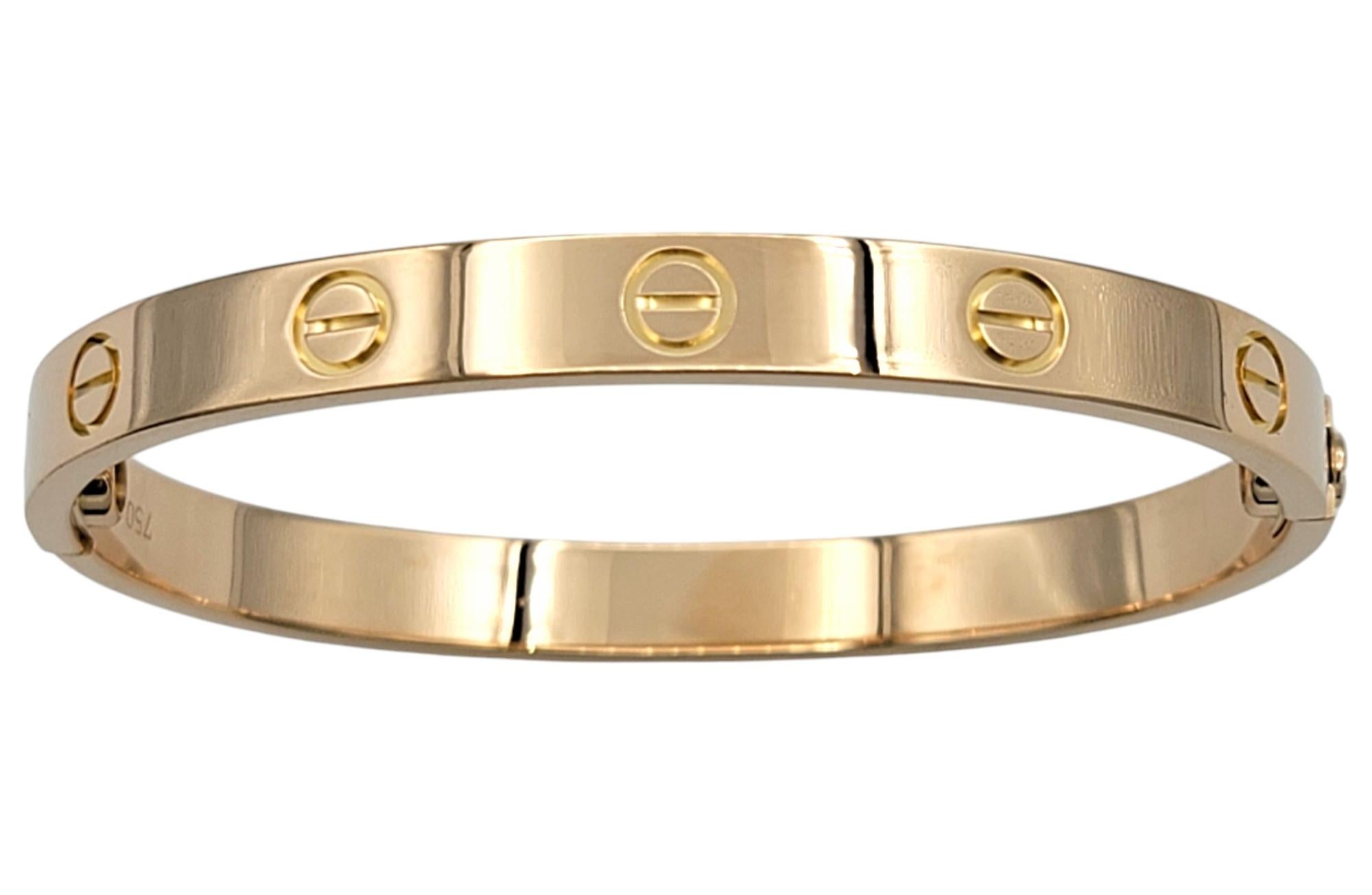 Dieses authentische Cartier-Liebesarmband aus 18 Karat Roségold verkörpert zeitlose Eleganz und unaufdringlichen Luxus und ist ein Symbol für dauerhafte Hingabe und Stil. Das schlichte und ikonische Design wird durch das warme Rot des Roségoldes