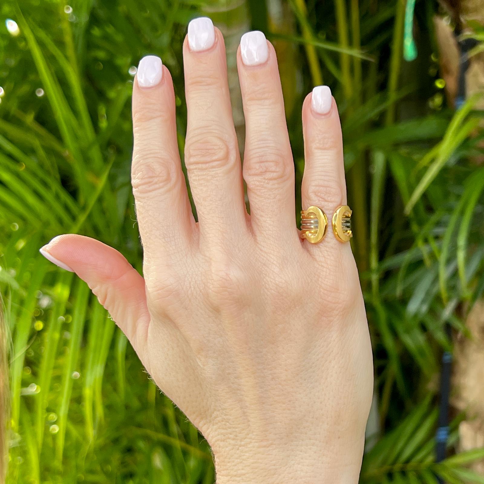 Bague de petit doigt Trinity Double 'C' en or jaune, blanc et rose 18 carats. Le bracelet iconique mesure de 10 à 14 mm de large et est de taille 49 (taille US 4,75). Signé, numéroté et poinçonné. 