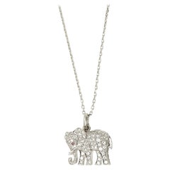 Cartier, collier pendentif éléphant sur mesure en or blanc 18 carats, diamants et rubis