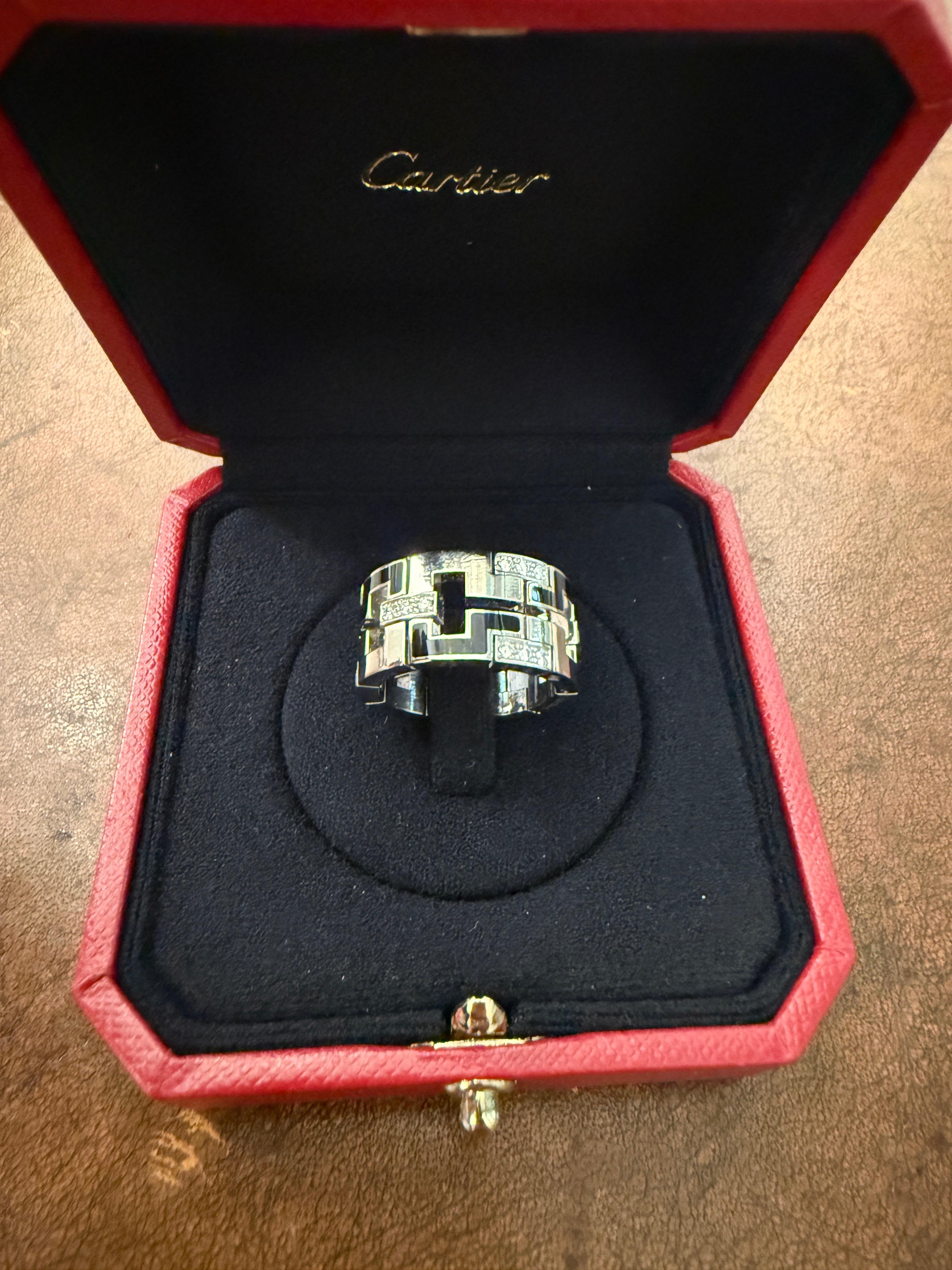 CARTIER
Le Baiser Du Dragon, Diamonds black Lacquar &
18KT White Gold Band Ring.
Size 55
This item comes in Original cartier Leather Box