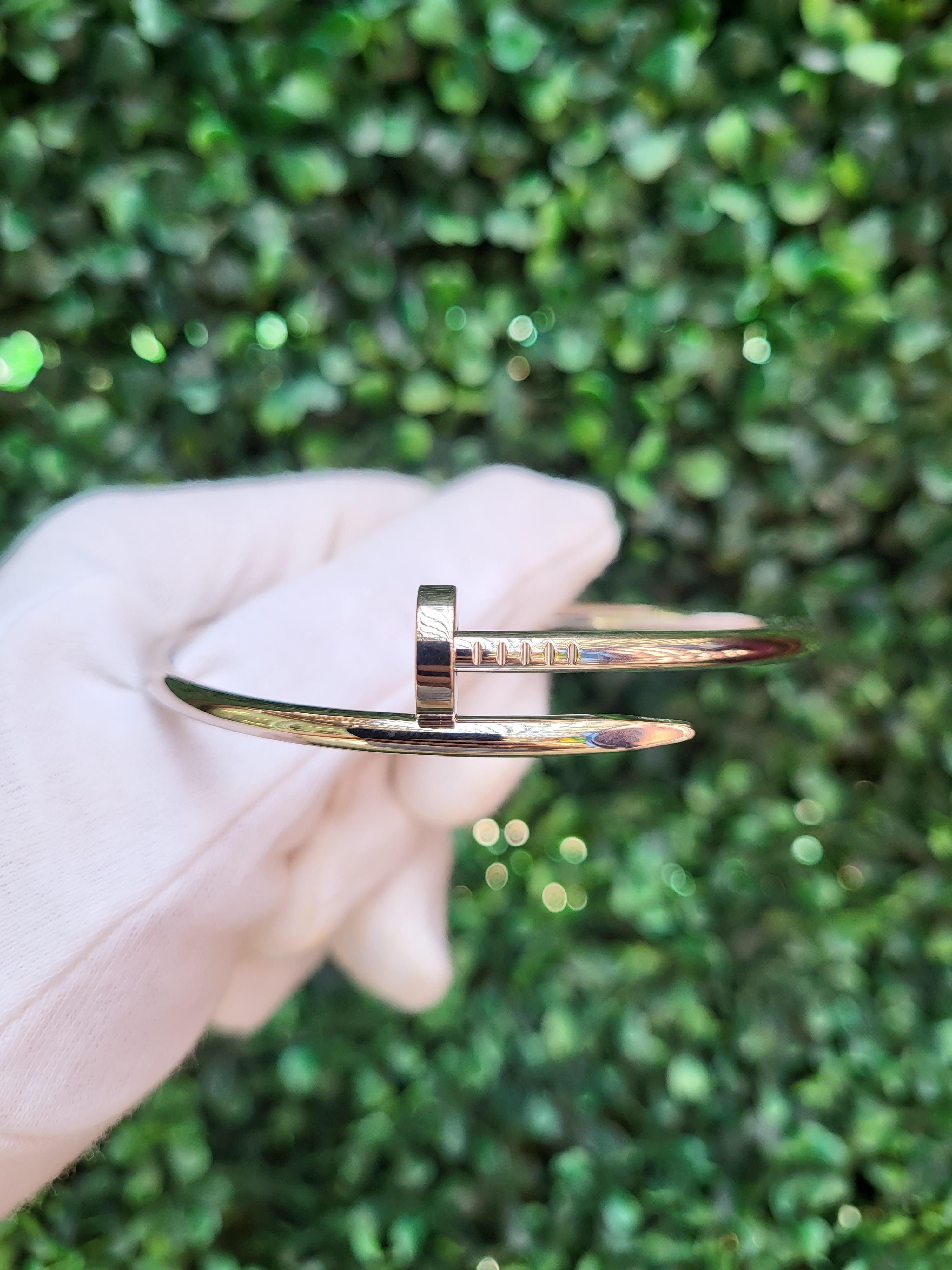 Cet authentique bracelet Just un Clou est un modèle emblématique de Cartier, réalisé en or blanc 18 carats avec une finition rhodium.  Il s'agit d'une taille 19 et la largeur est de 3,5 mm. Le numéro de série est QCUxxx avec date d'achat le