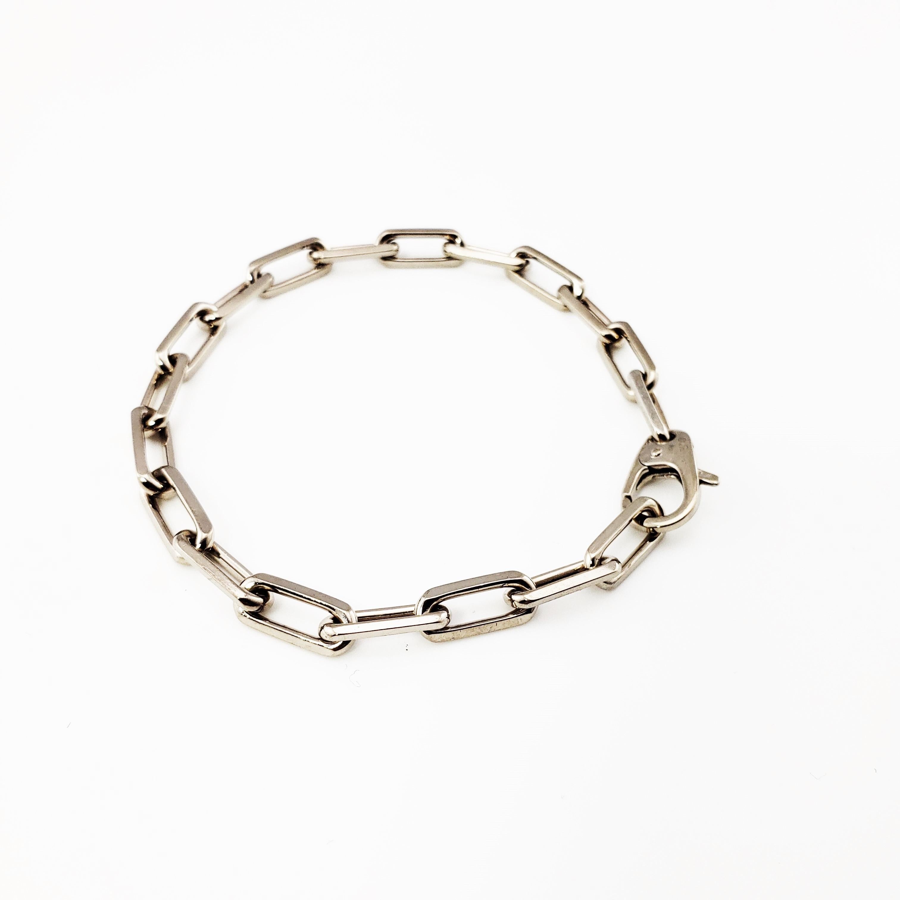 Vintage Cartier 18 Karat White Gold Link Bracelet

This elegant link bracelet is crafted in beautifully detailed 18K white gold by Cartier. Width: 5 mm

Size: 7.5 inches

Weight: 11.0 dwt. / 17.2 gr.

Hallmark: Cartier 750

Very good condition,