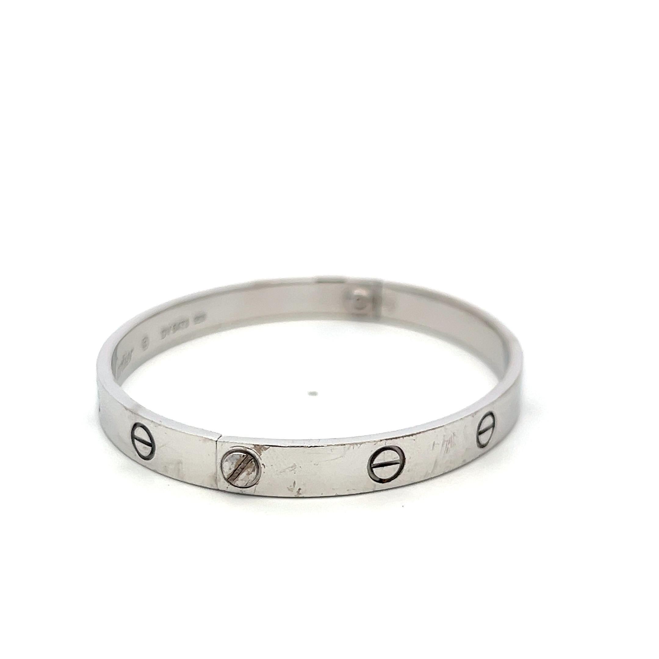 Designer:
CARTIER
Titel:
Cartier 18 Karat Weißgold Liebesarmband
Stil:
Liebe
Metall:
18 Karat Weißgold
Dimension:
19
Gewicht:
35,8 Gramm
Bedingung:
Vintage By und Nachlass
Produkt-ID:
5J870
Anmerkung:
Bitte beachten Sie, dass Gewicht, Farbe, Schliff