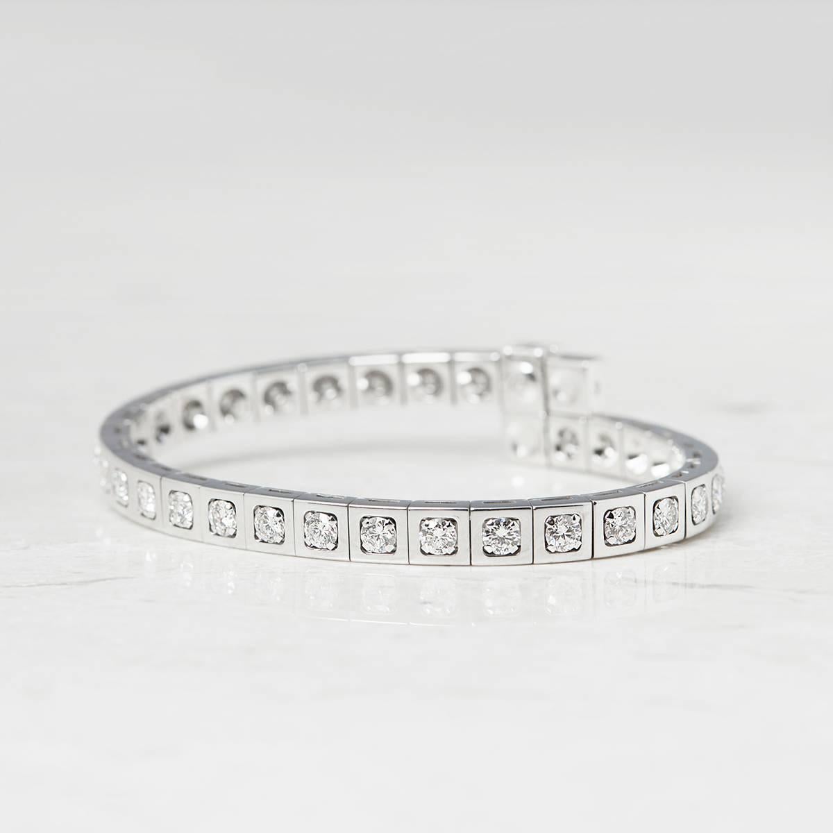 This tectonique bracelet by Cartier features round brilliant cut diamonds, made in 18k white gold. The bracelet has a concealed hinge clasp. Complete with Cartier box & service receipt dated 14/11/2014. Our Xupes reference is COM913 should you need