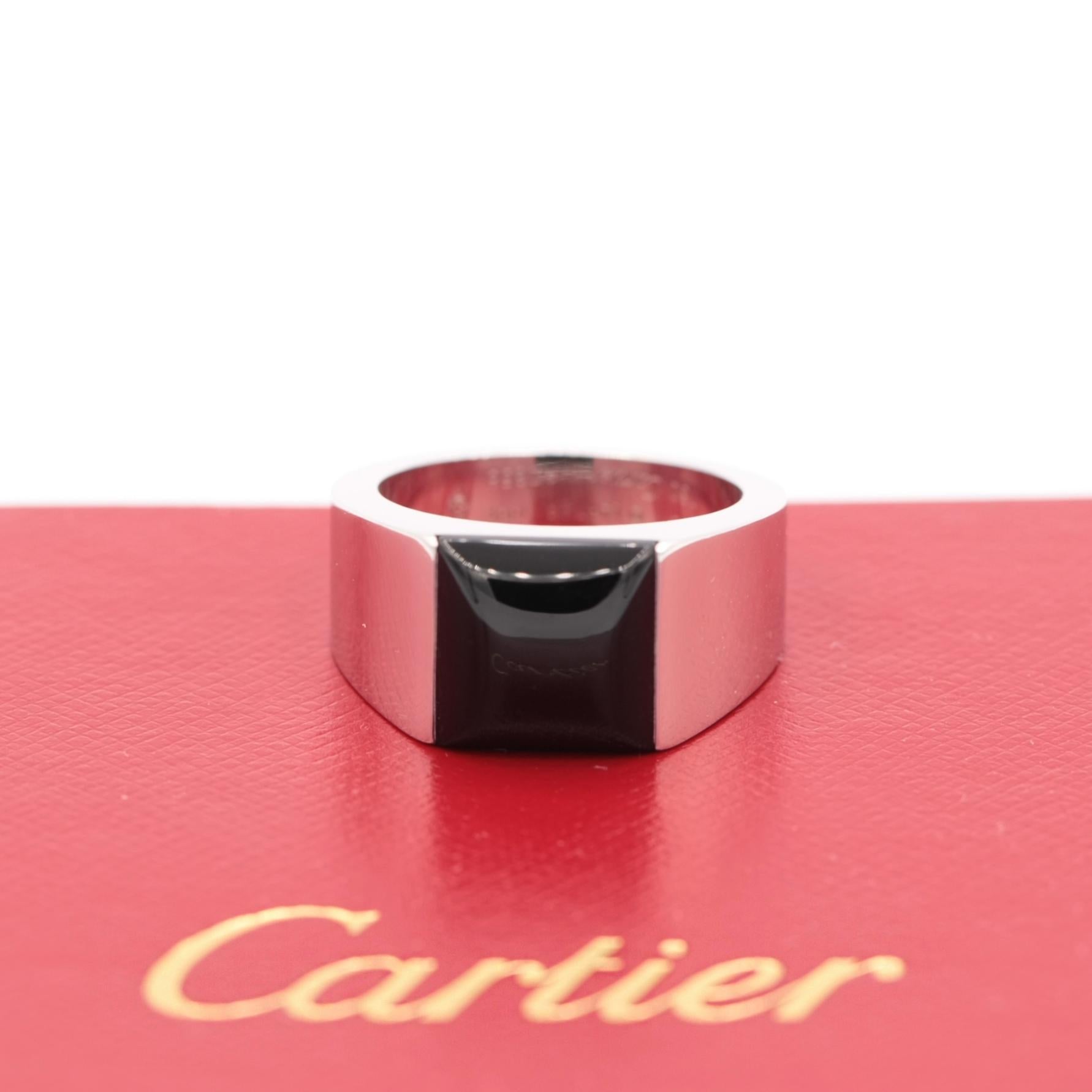 This impressive ring is made of 18 karat white gold and features a single black onyx stone.

This ring showcases Cartier's elegance and sophistication.

Stamped and hallmarked Cartier. 

Unisex Size 10.25 Eu 62 Ring

Excellent condition.
Retail