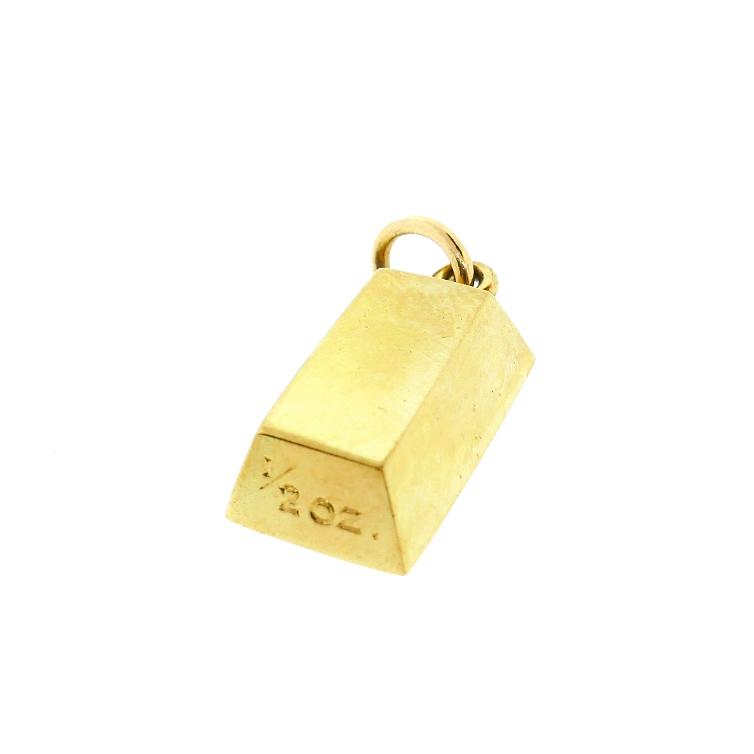 Cartier 18 Karat Yellow Gold 1/2 Oz Ingot Pendant / Charm

Weight: 15.6 Grams

Dimensions: 1.13