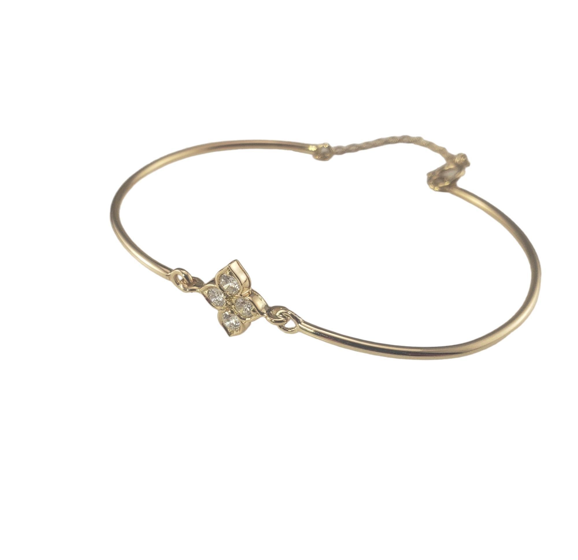 Bracelet quadrilobe en or jaune 18K et diamants de Cartier

Le bracelet Quatrefoil de Cartier est orné de quatre diamants ronds de taille brillant sertis dans de l'or jaune 18 carats magnifiquement détaillé. Fermeture à ressort en chaîne*  

Largeur