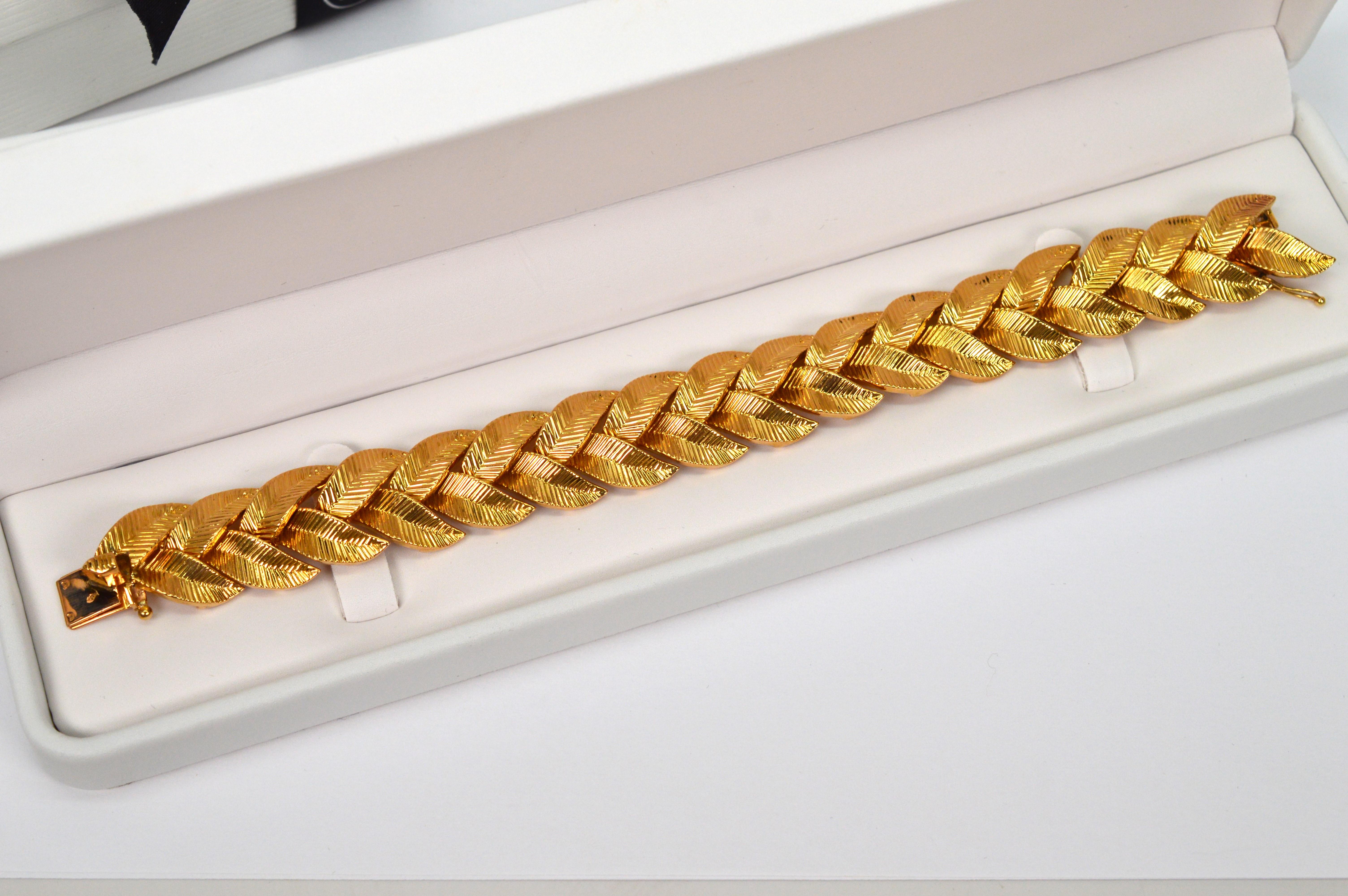 Cartier Paris 18 Karat Gelbgold geflochtenes Blattarmband mit roter Schachtel im Angebot 14