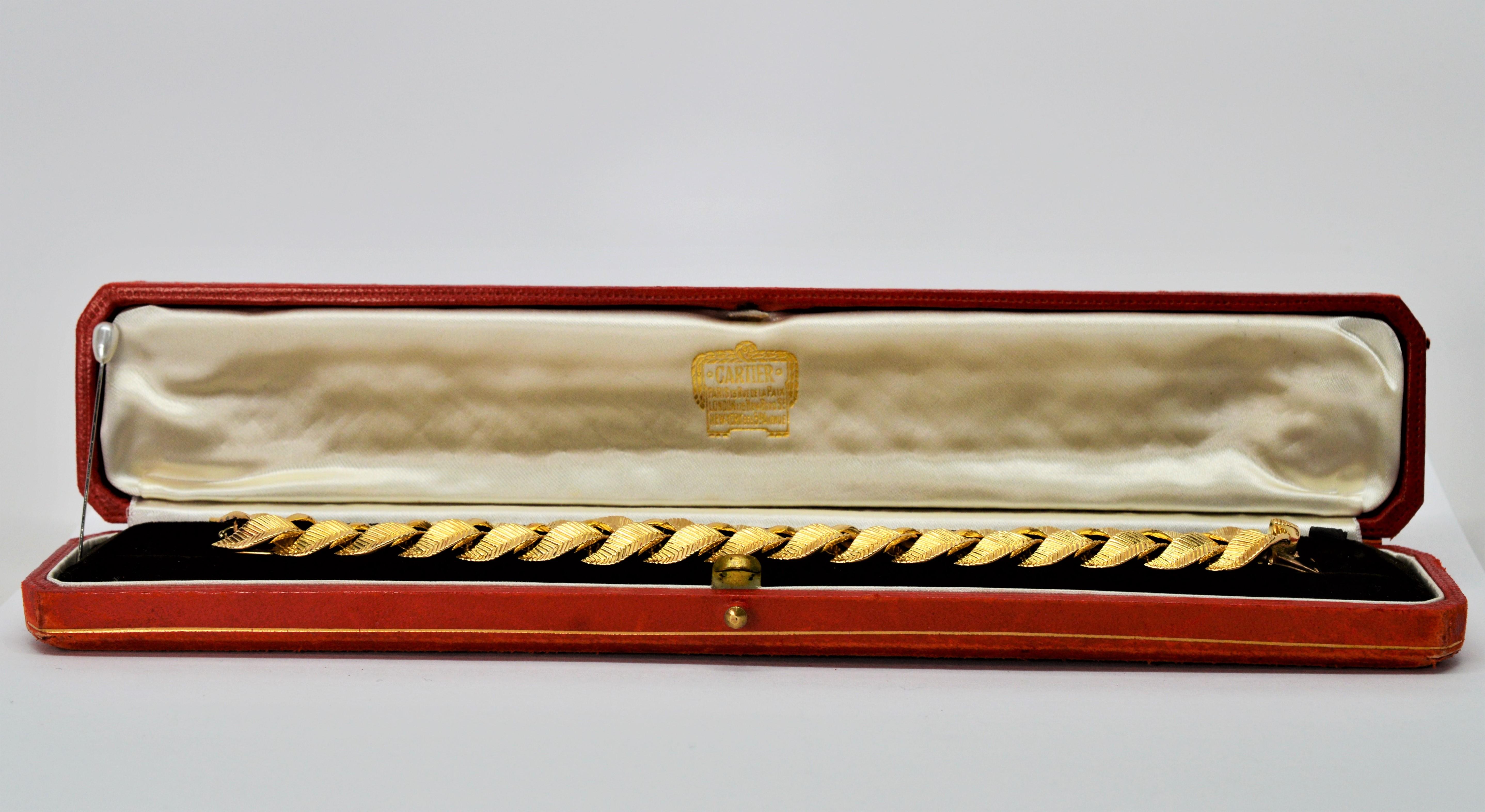 Absolut fabelhaft und eine herausragende Ergänzung für jede Cartier-Sammlung. Dieses glänzende Armband aus 18-karätigem Gelbgold mit seinem klassischen geflochtenen Blattmotiv ist alles andere als gewöhnlich. Geschätzt kurz nach dem Krieg und