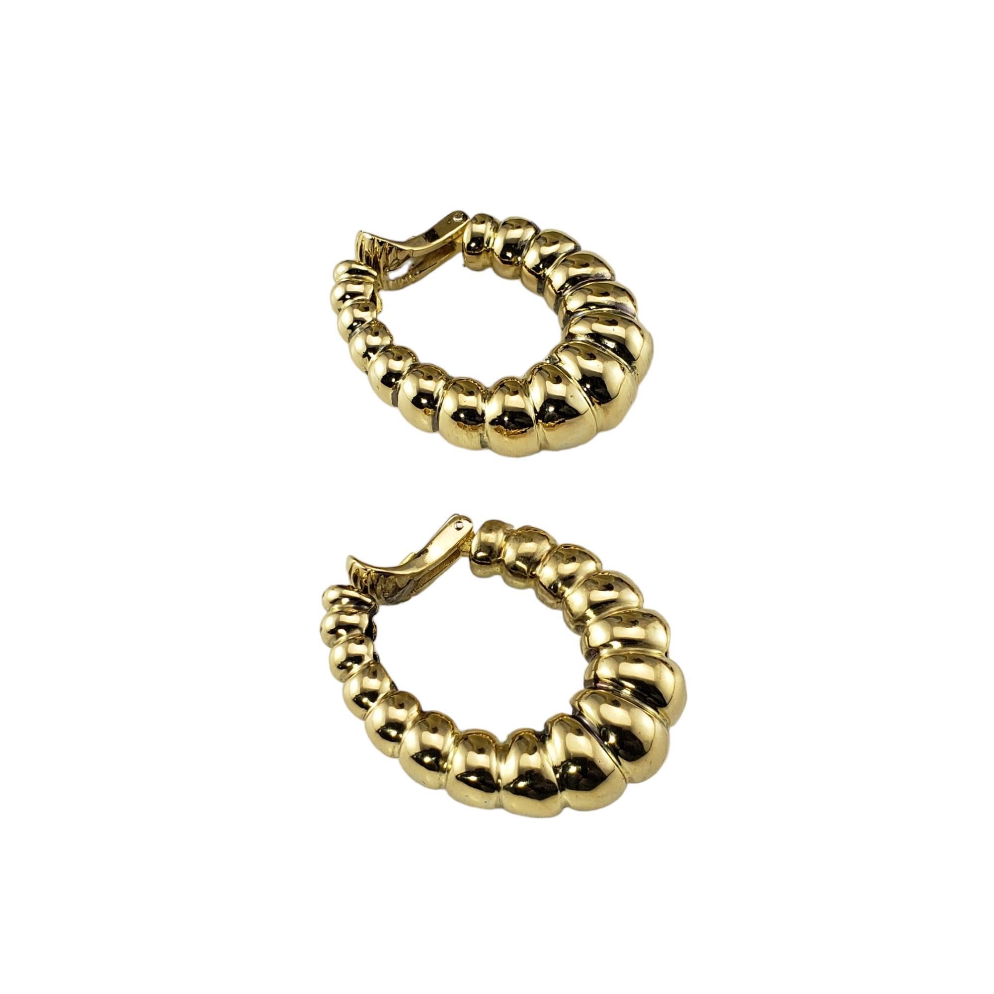 Cartier 18 Karat Yellow Gold Clip On Hoop Earrings

These elegant earrings by Cartier are crafted in meticulously detailed 18K yellow gold. 

Clip on closures.   

Width: 10 mm.

Size: 34 mm x 10 mm

Hallmark:  18K Cartier

Weight: 14.5 dwt./ 22.5