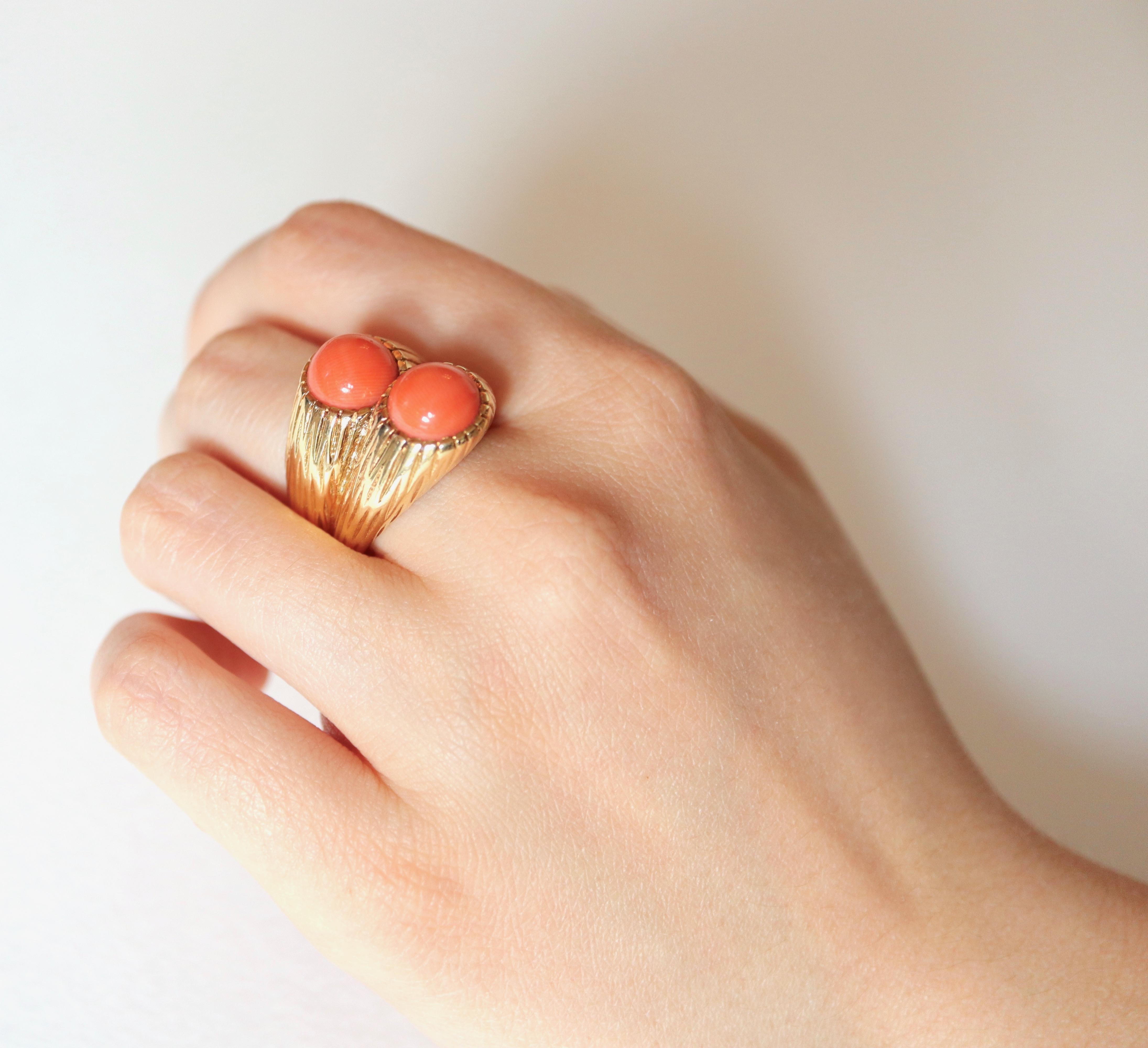De las mujeres Anillo Cartier de oro amarillo de 18 quilates grabado y coral en venta