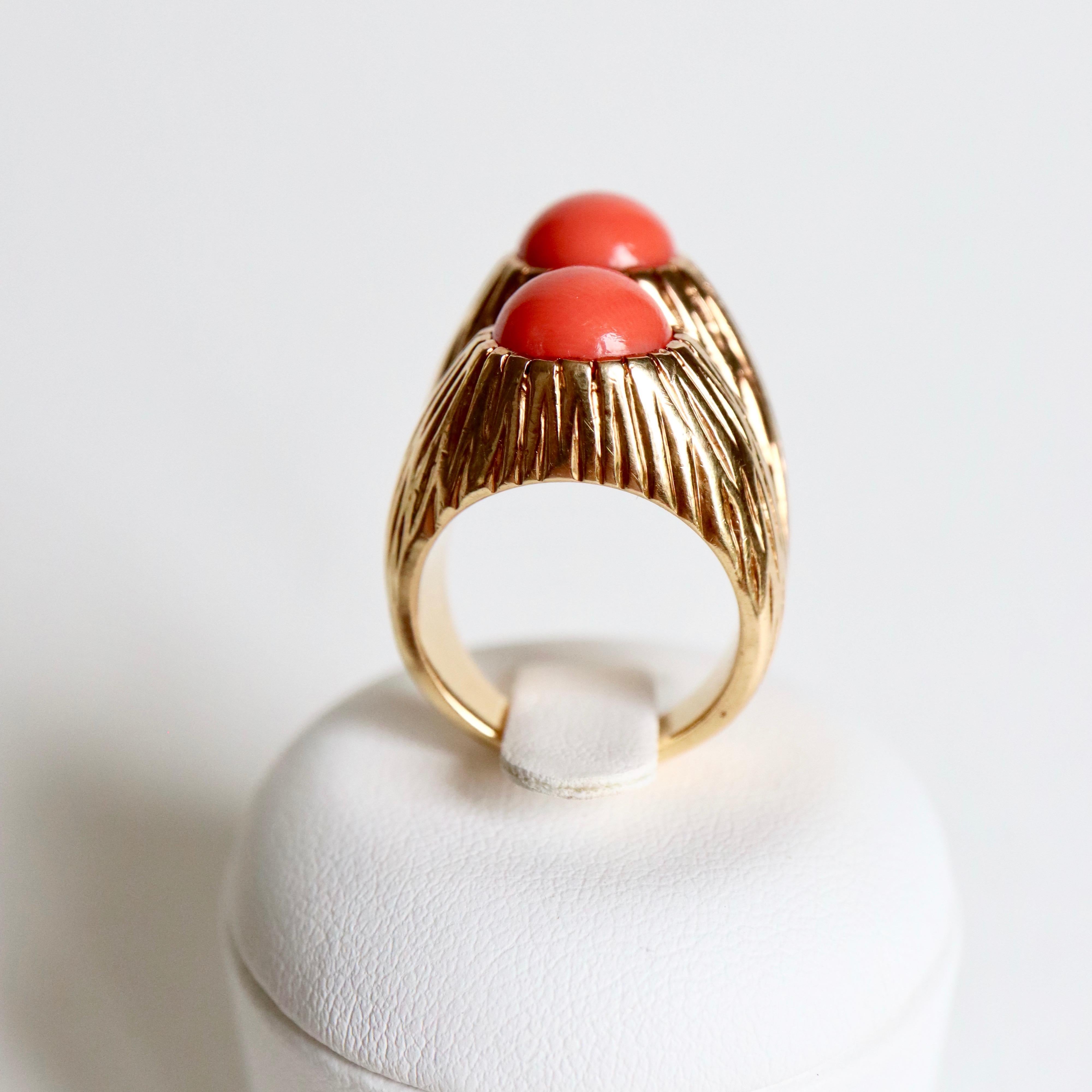 Cartier 18 Karat Yellow Gold Engraved and Coral Ring For Sale 5