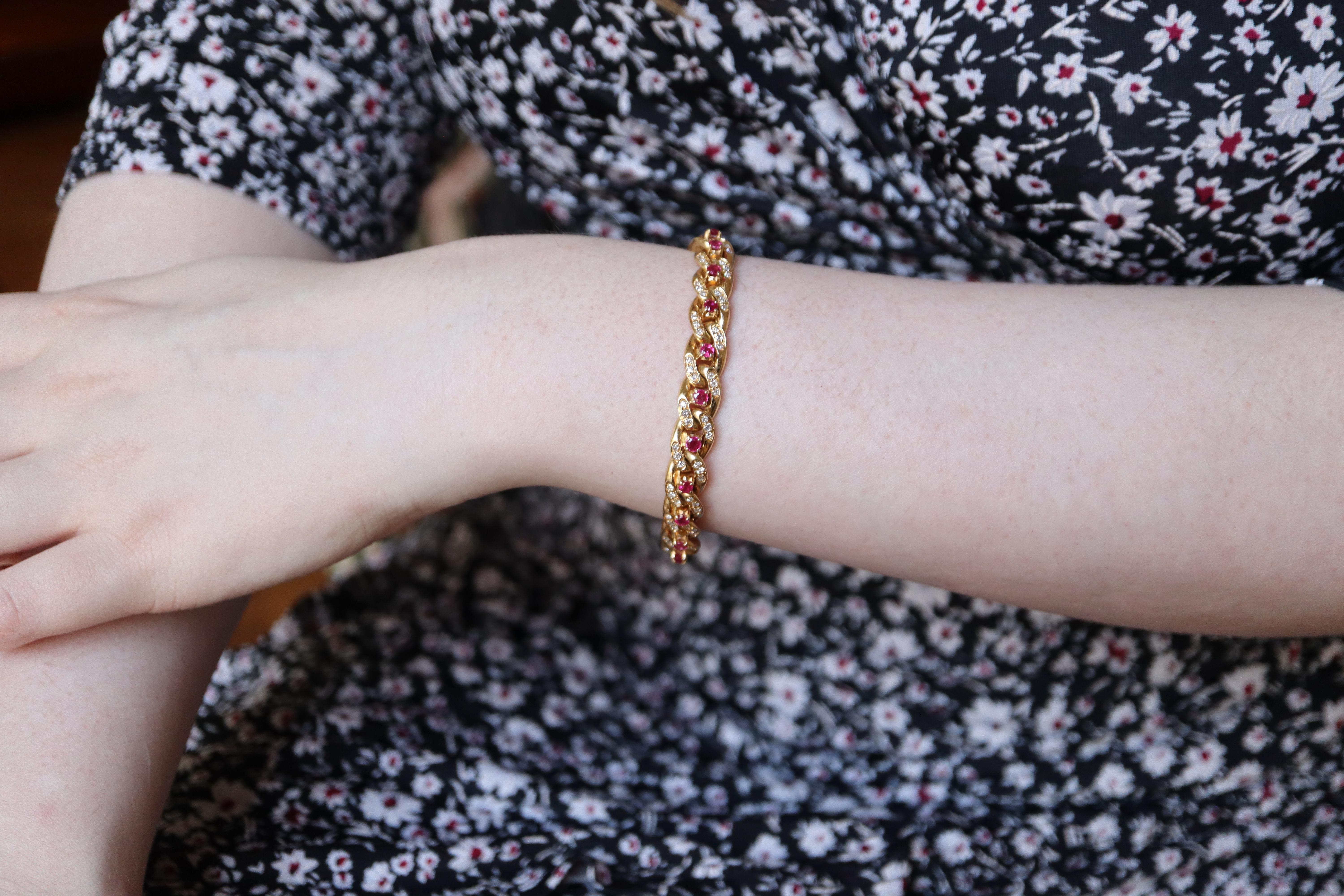 Cartier Bracelet à maillons Gourmet en or jaune 18 carats, 22 rubis et 132 diamants Bon état - En vente à Paris, FR