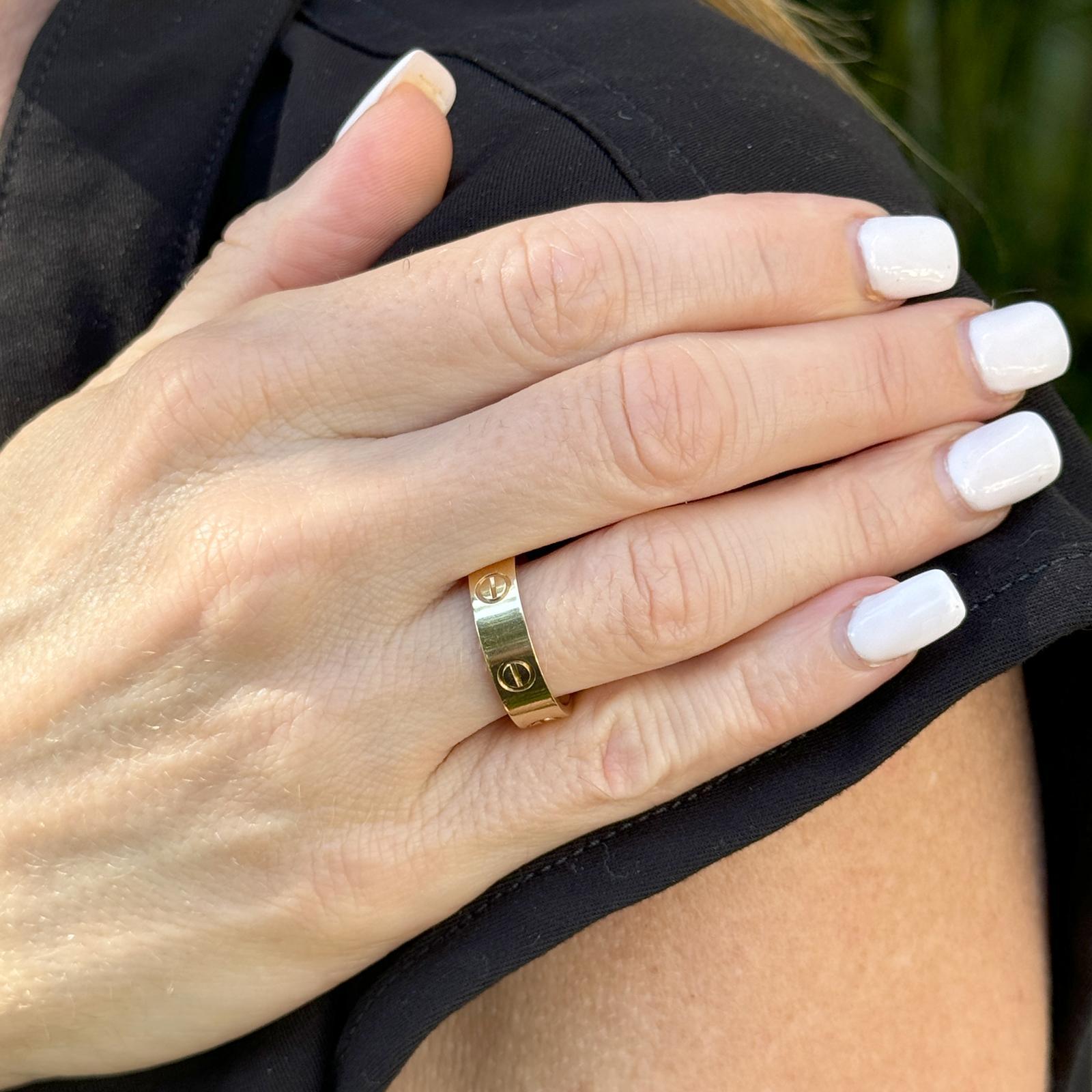 Der Cartier Love Ring aus 18 Karat Gelbgold ist ein ikonisches Symbol für Engagement und zeitlose Eleganz. Dieser Ring in Größe 54 mit dem charakteristischen Schraubenmotiv, das für dauerhafte Liebe steht, ist ein elegantes, poliertes Stück für den