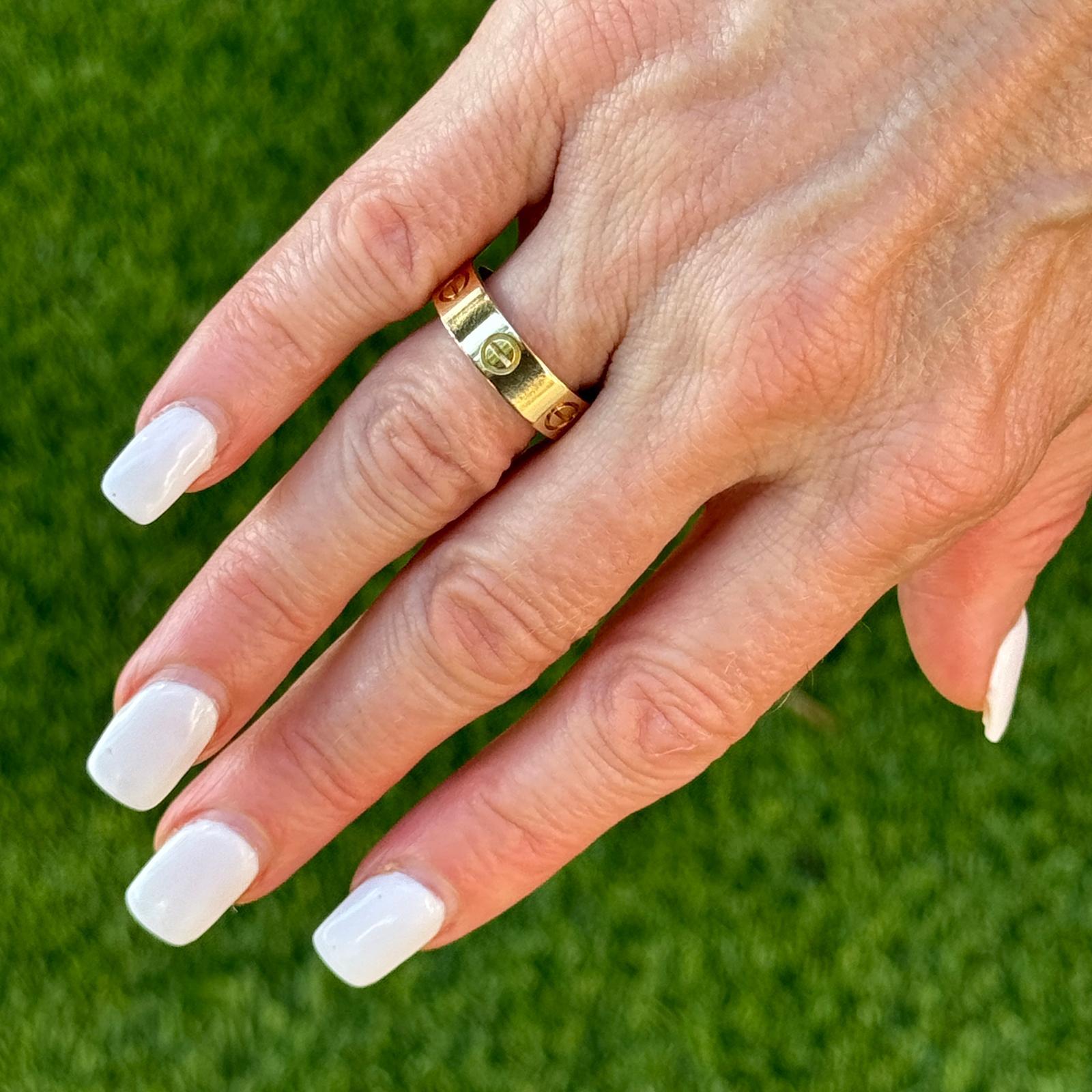 Cartier 18 Karat Gelbgold Love Band Ring Größe 54 im Zustand „Hervorragend“ in Boca Raton, FL