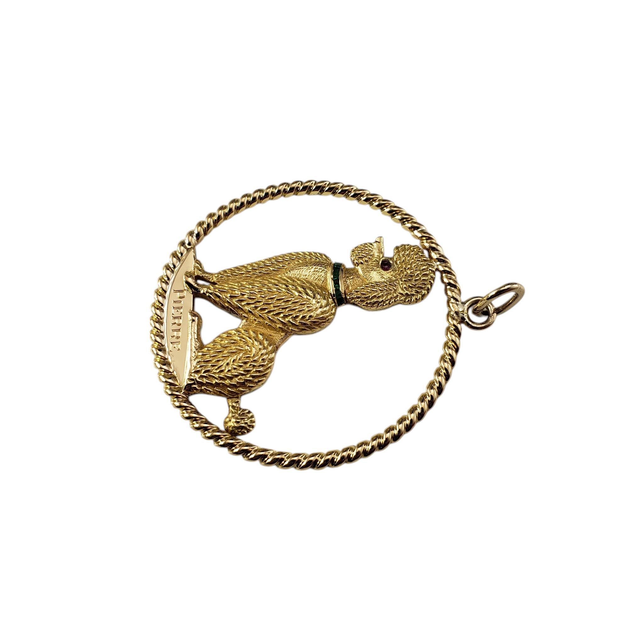 Pendentif caniche en or jaune 18 carats avec rubis et émeraudes-

Ce ravissant pendentif en forme de caniche est l'œuvre du légendaire joaillier français Cartier. Ce fier compagnon porte un collier d'émeraudes et un œil de rubis rouge.

La gravure