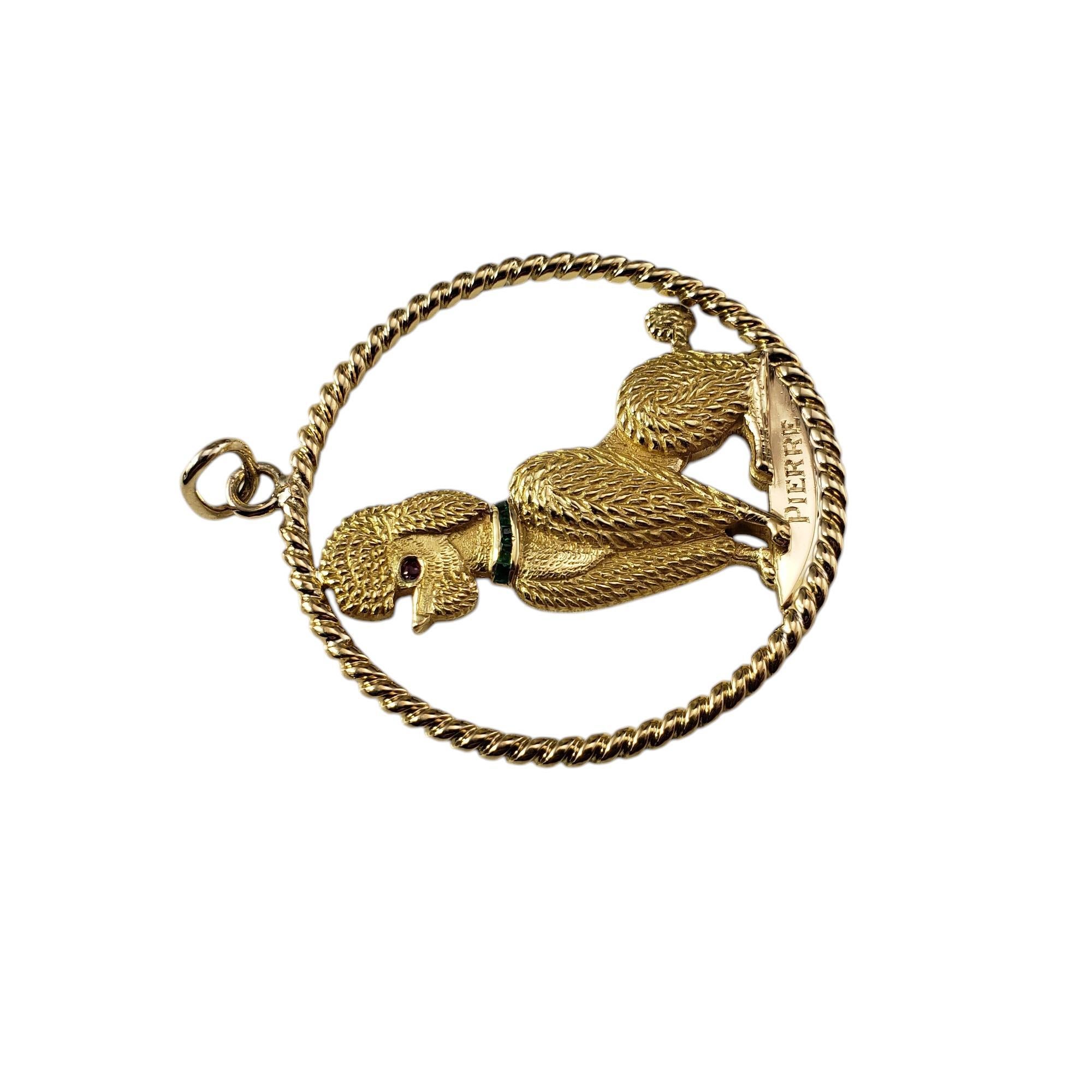 Contemporain Cartier Pendentif caniche en or jaune 18 carats, rubis et émeraudes n° 19678 en vente