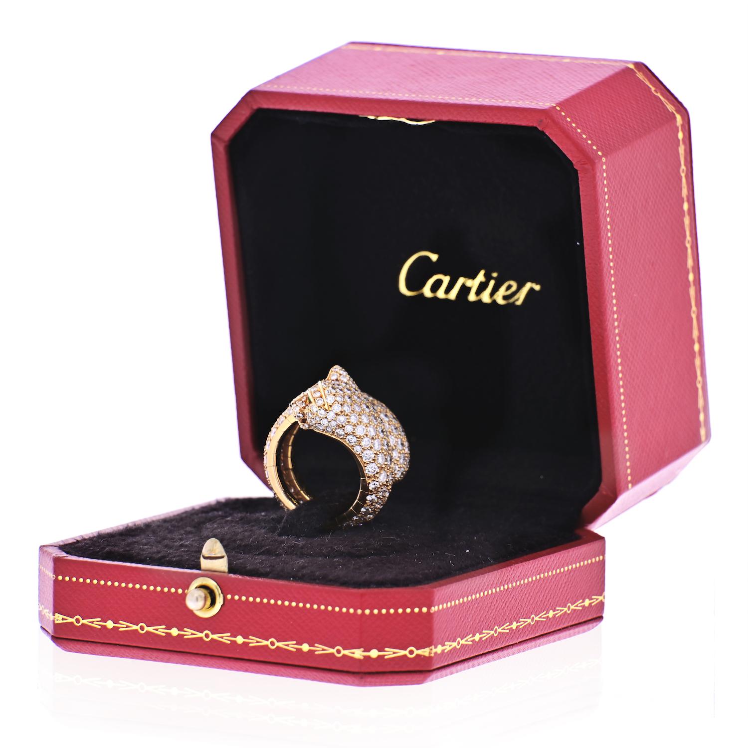 Voici le summum de l'élégance : la magnifique bague Carter Panther Lakarda vintage. Ornée d'environ 6,5 carats de diamants pavés, cette bague respire l'opulence et la sophistication. Son mécanisme à ressort unique ajoute une touche de polyvalence,