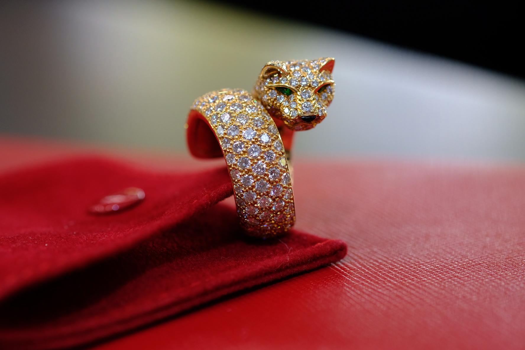 Cartier 18 Karat Yellow Gold Size 6 Diamond Panther Wrap Lakarda Ring In Excellent Condition In New York, NY