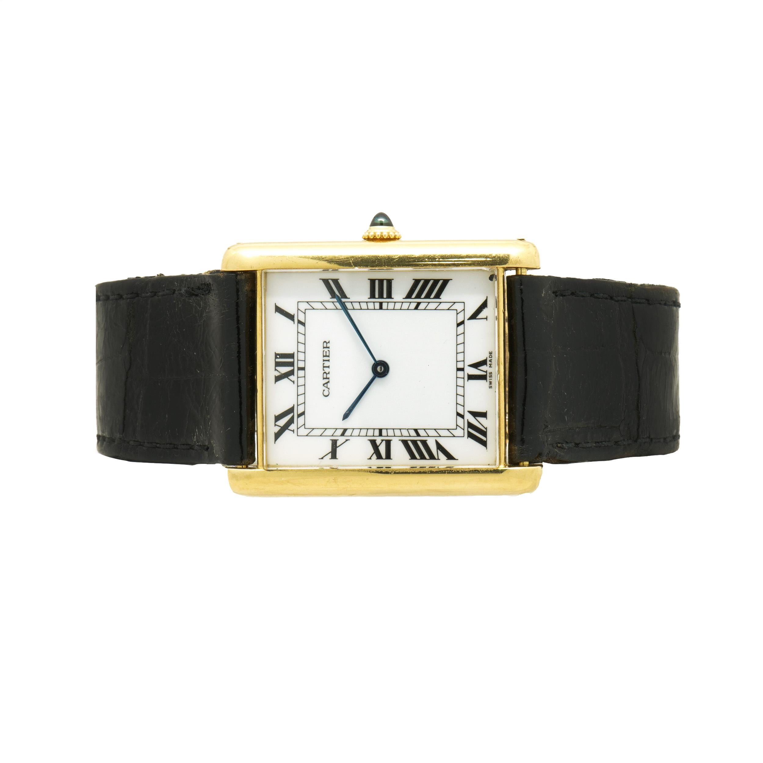 Mouvement : automatique
Fonction : heures, minutes, secondes
Boîtier : Boîtier carré en or jaune 18 carats de 35 mm
Cadran : blanc romain
Bracelet : cuir de crocodile
Numéro de série : 17XXX
Référence : 0472

N'est pas livré avec sa boîte et ses