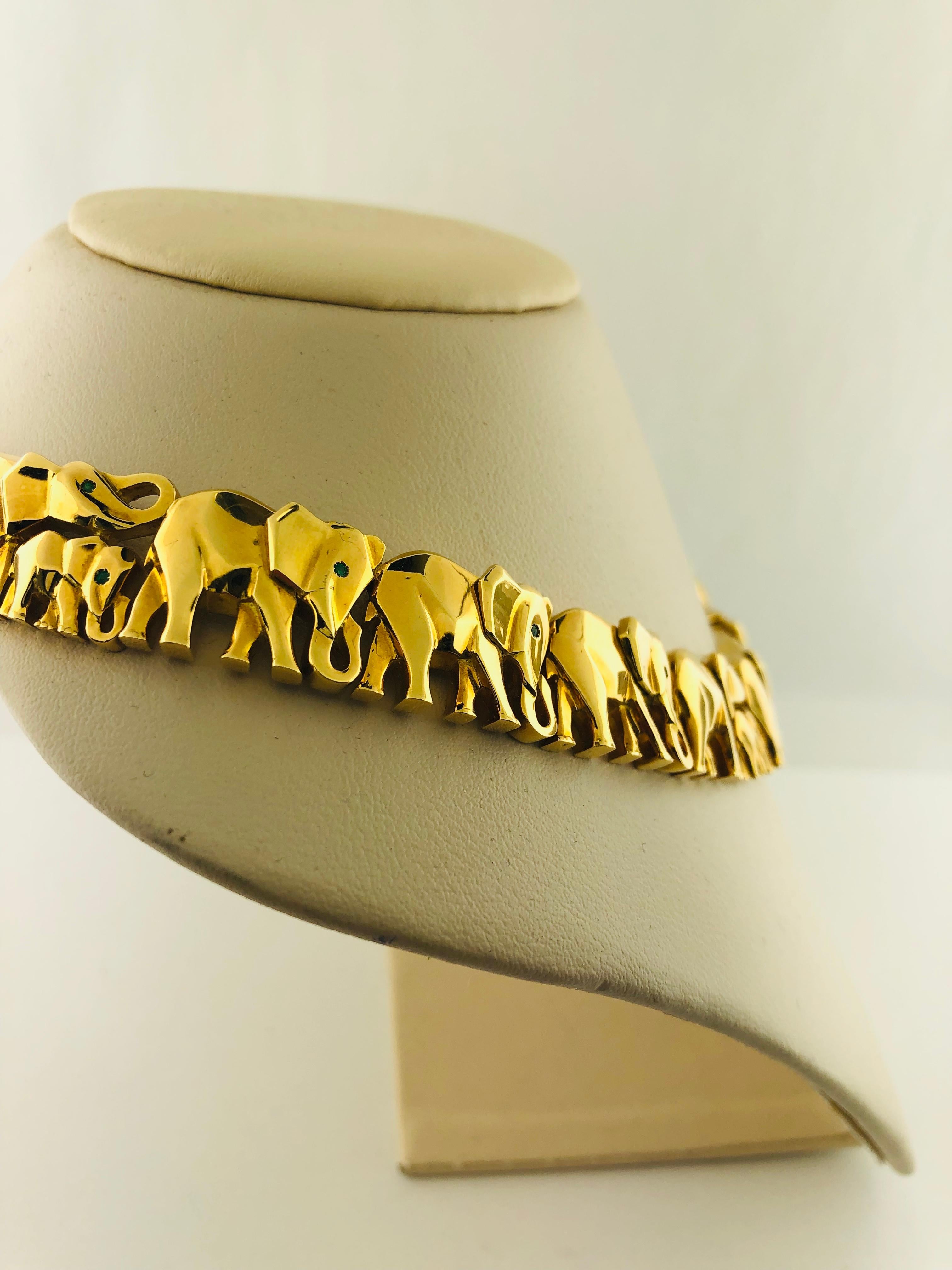 Cartier Collier éléphant en or jaune 18 carats avec yeux d'émeraude

Collier de taille Chocker 

Environ 5 pouces de large et 5 pouces de haut. 

Estampillé 