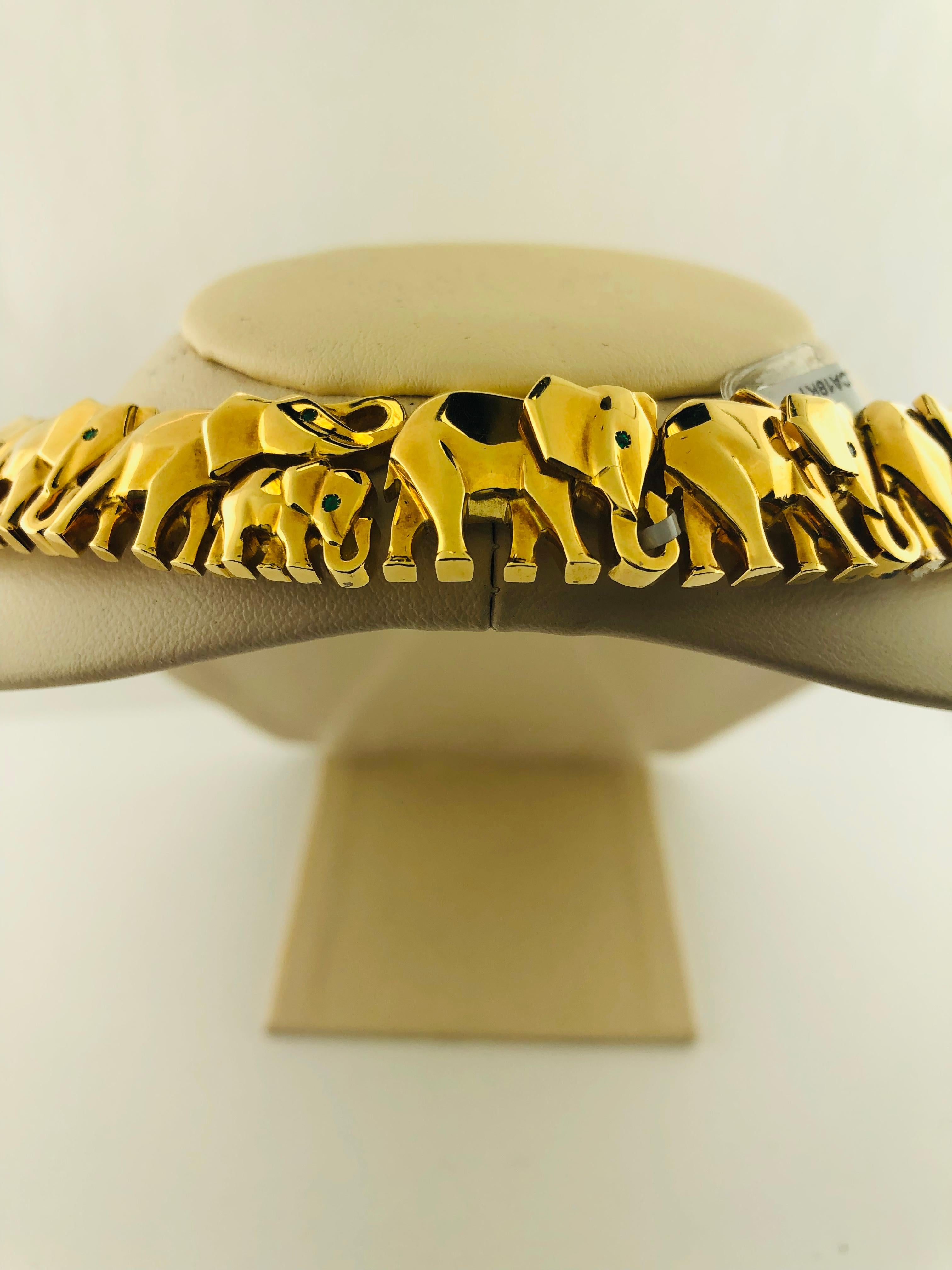 Taille ronde Cartier, collier éléphant en or jaune 18 carats avec yeux d'émeraude en vente