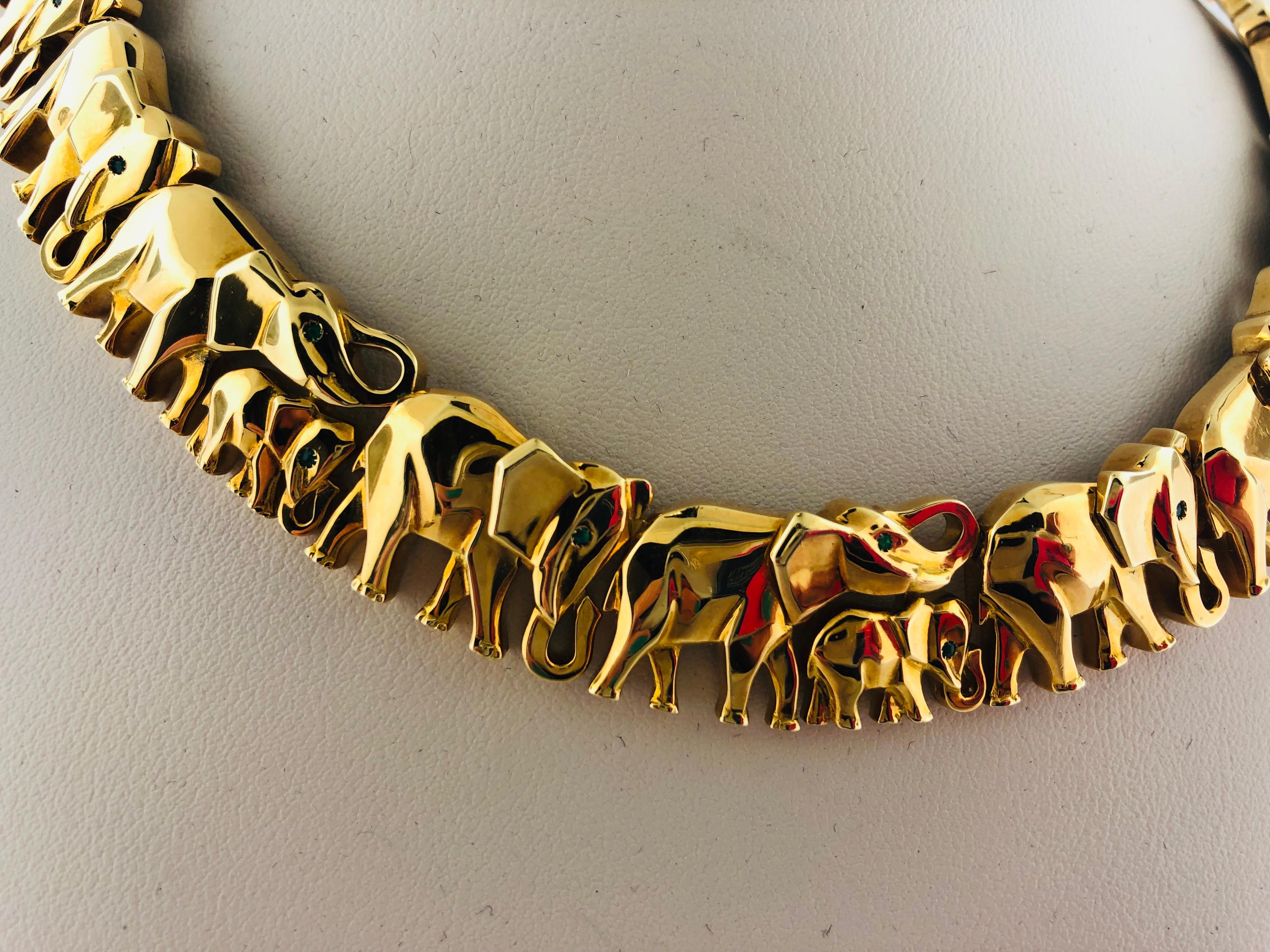 Cartier, collier éléphant en or jaune 18 carats avec yeux d'émeraude Bon état - En vente à Ft. Lauderdale, FL