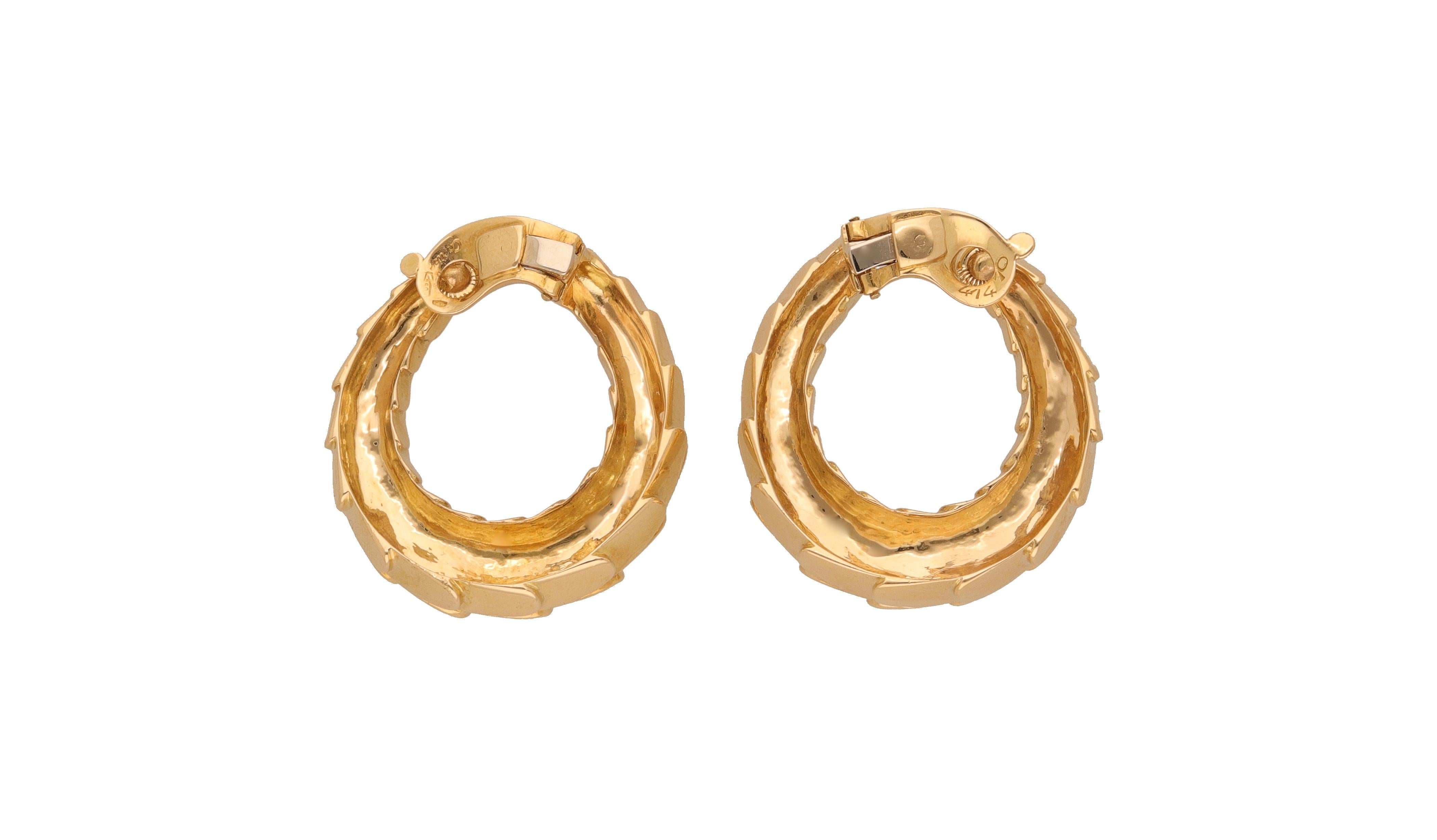 Ohrringe aus 18 kt. Gelbgold, signiert von Cartier.
Dieses Paar Ohrringe ist auf der Rückseite mit einem sicheren Scharnierclip und einem Stift ausgestattet.
1980 ca.
Originalverpackung.
Durchmesser cm. 3.30
Gewicht gr. 32.10