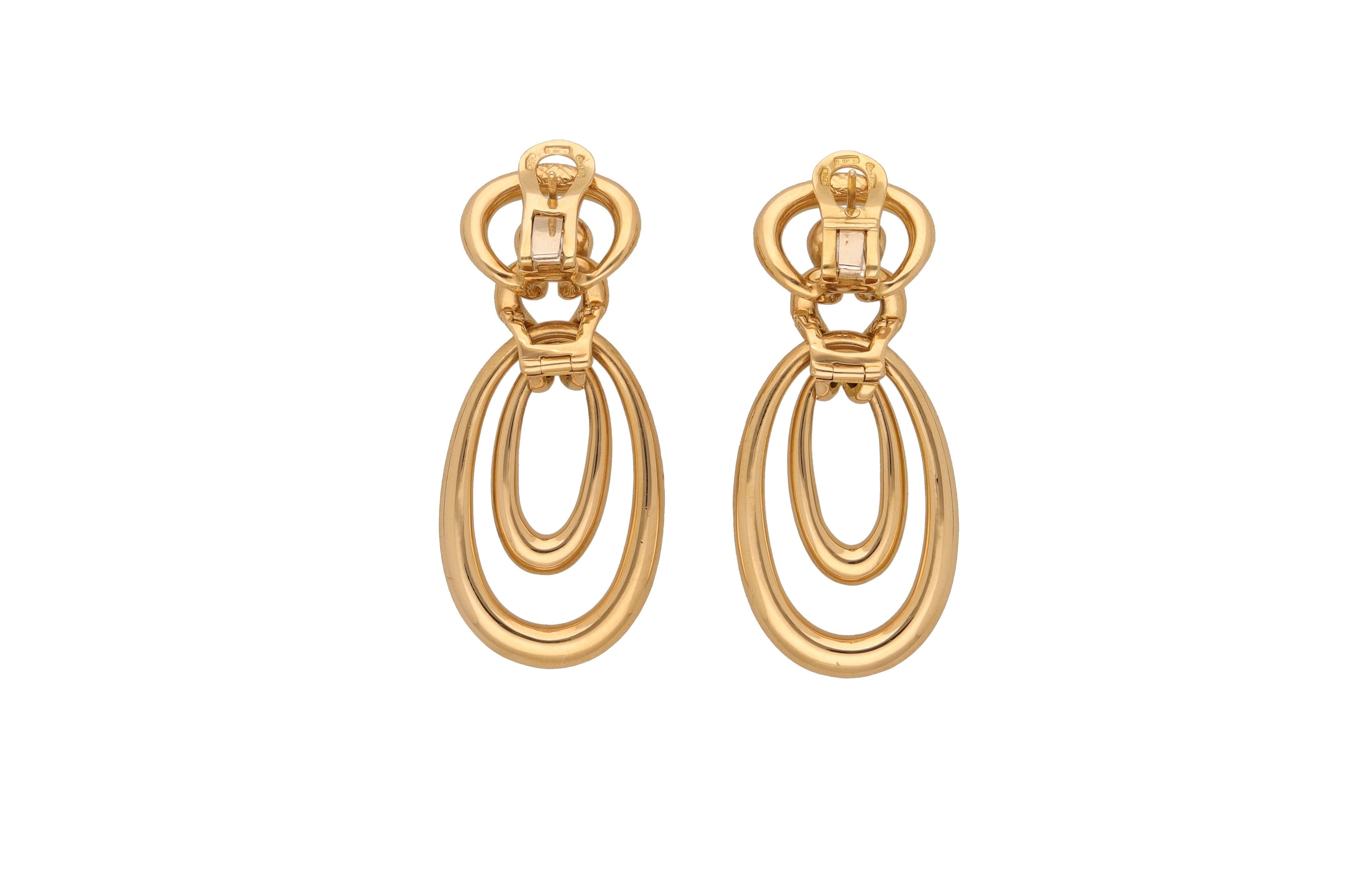 18 kt. yellow gold earrings signed by Cartier.
This classic pair of earrings are hand-made and comes with the original box.
Lenght cm. 5.50
Weight gr. 41.20
1980 ca.