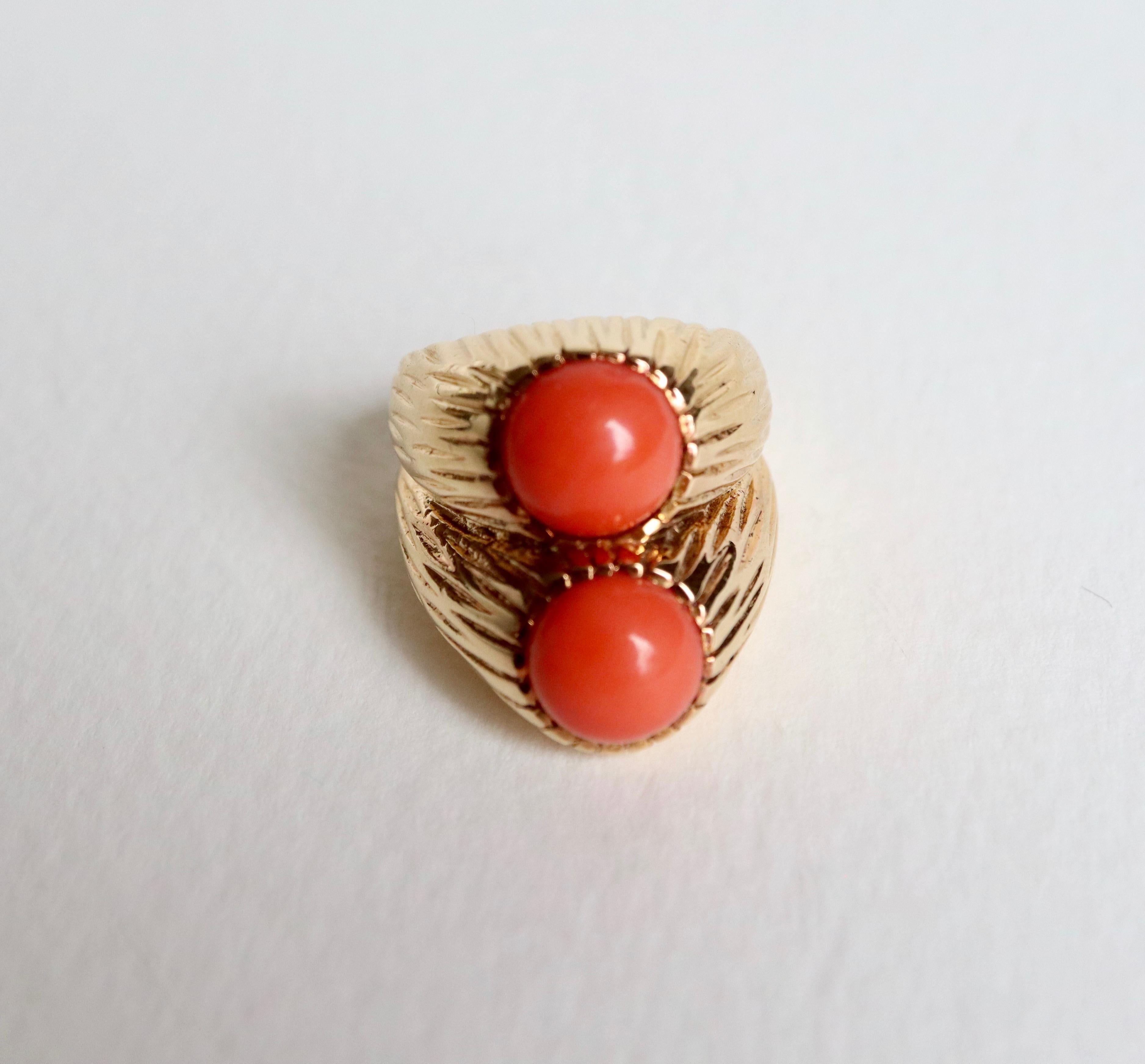 CARTIER 18 kt yellow Gold engraved and Coral double Ring
CARTIER Engraved Ring in 18 kt yellow Gold setting two Coral Cabochons.
Gross weight: 18.4 g Diameter 16.25 Size: 51
Ring signed CARTIER and numbered