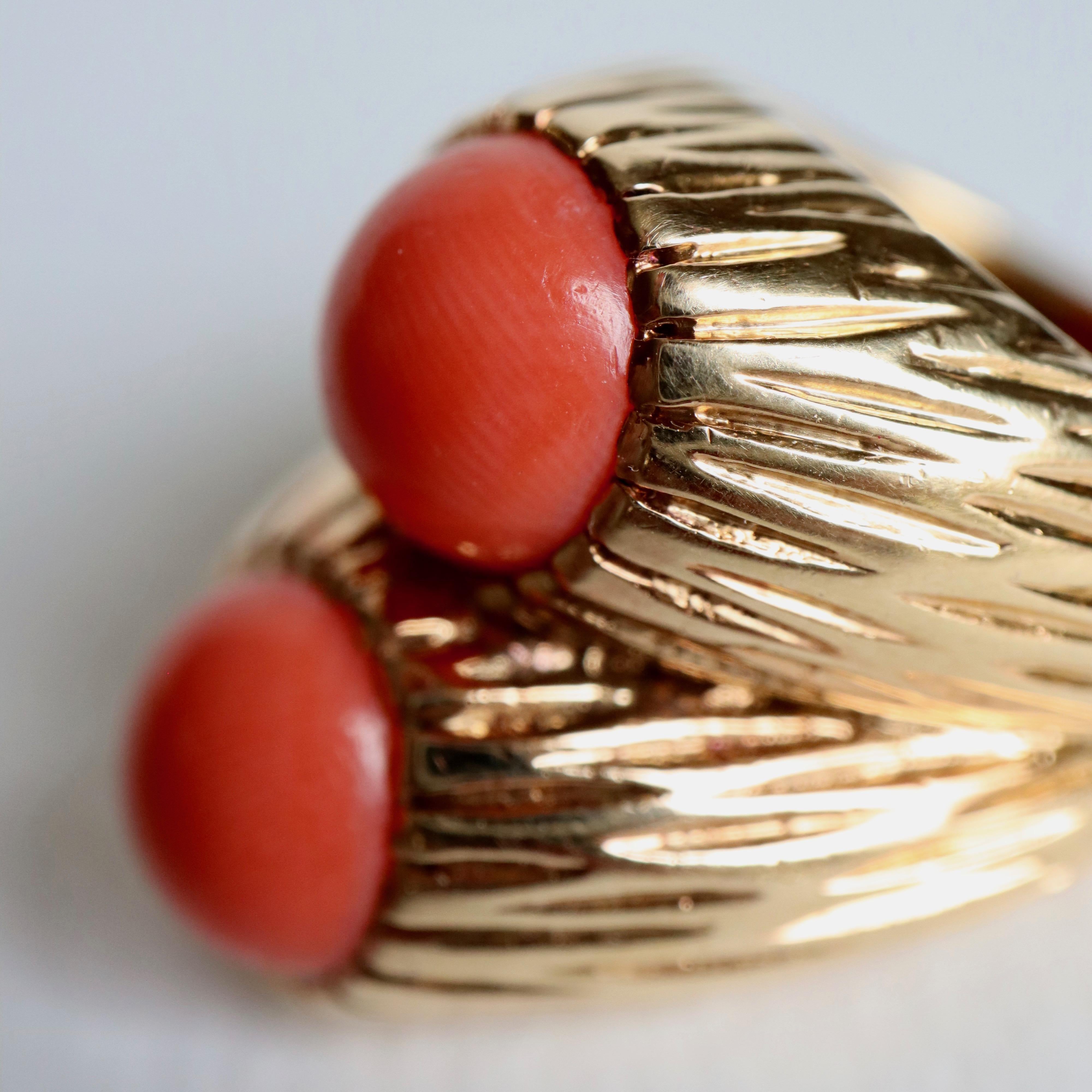 Cartier 18 Karat Yellow Gold Engraved and Coral Ring In Good Condition For Sale In Paris, FR