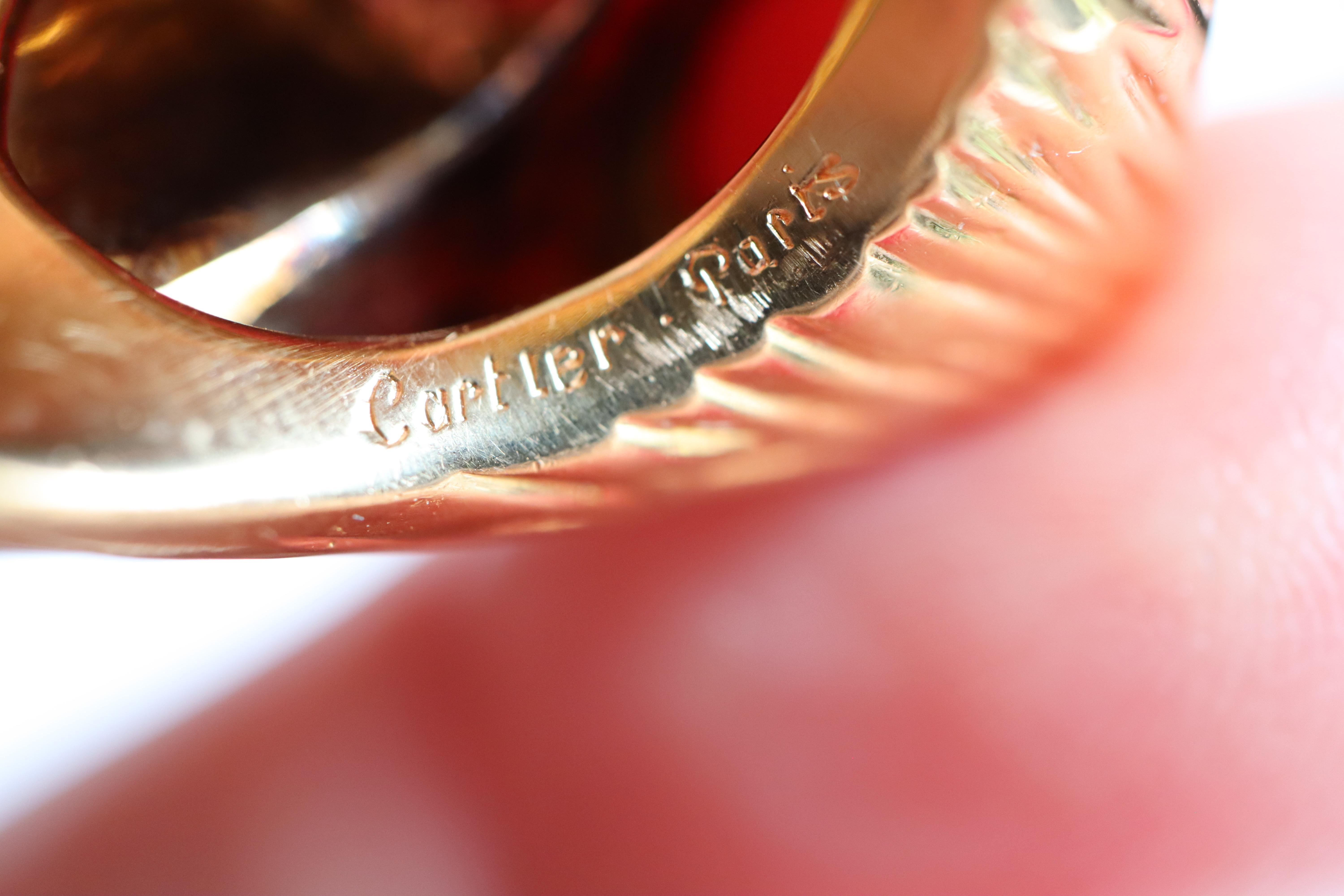 Cartier 18 Karat Yellow Gold Engraved and Coral Ring For Sale 2