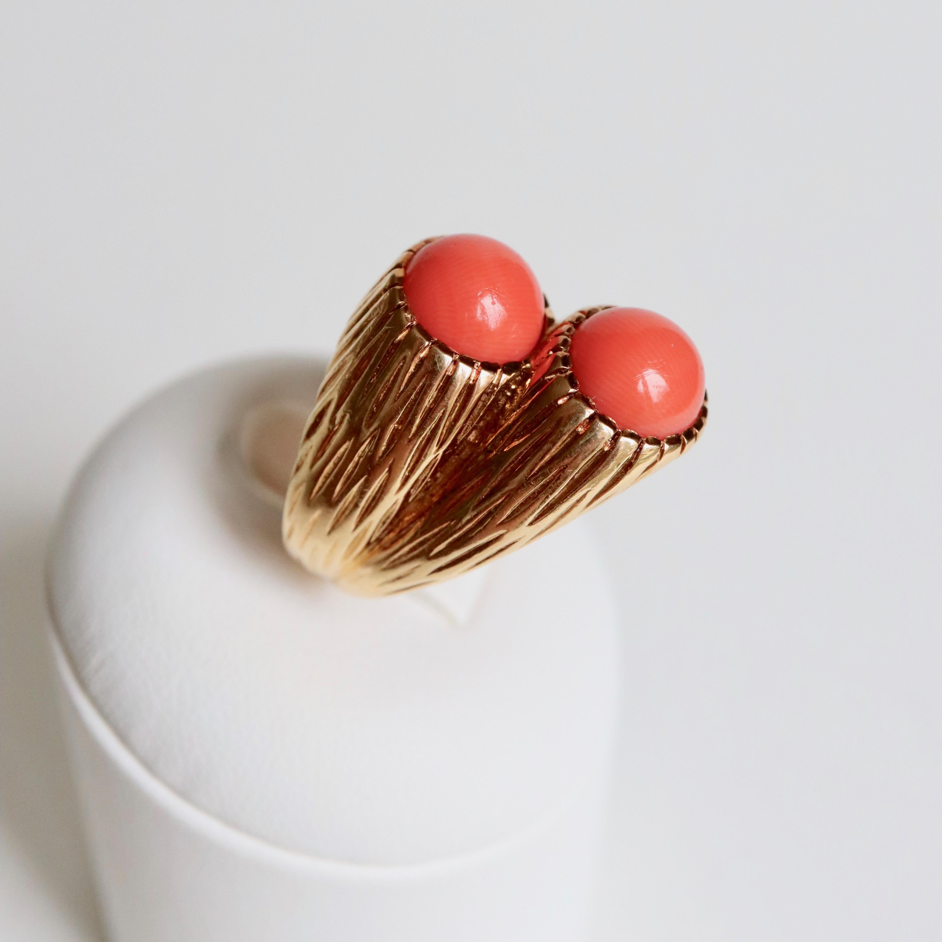 Anillo Cartier de oro amarillo de 18 quilates grabado y coral en venta 4