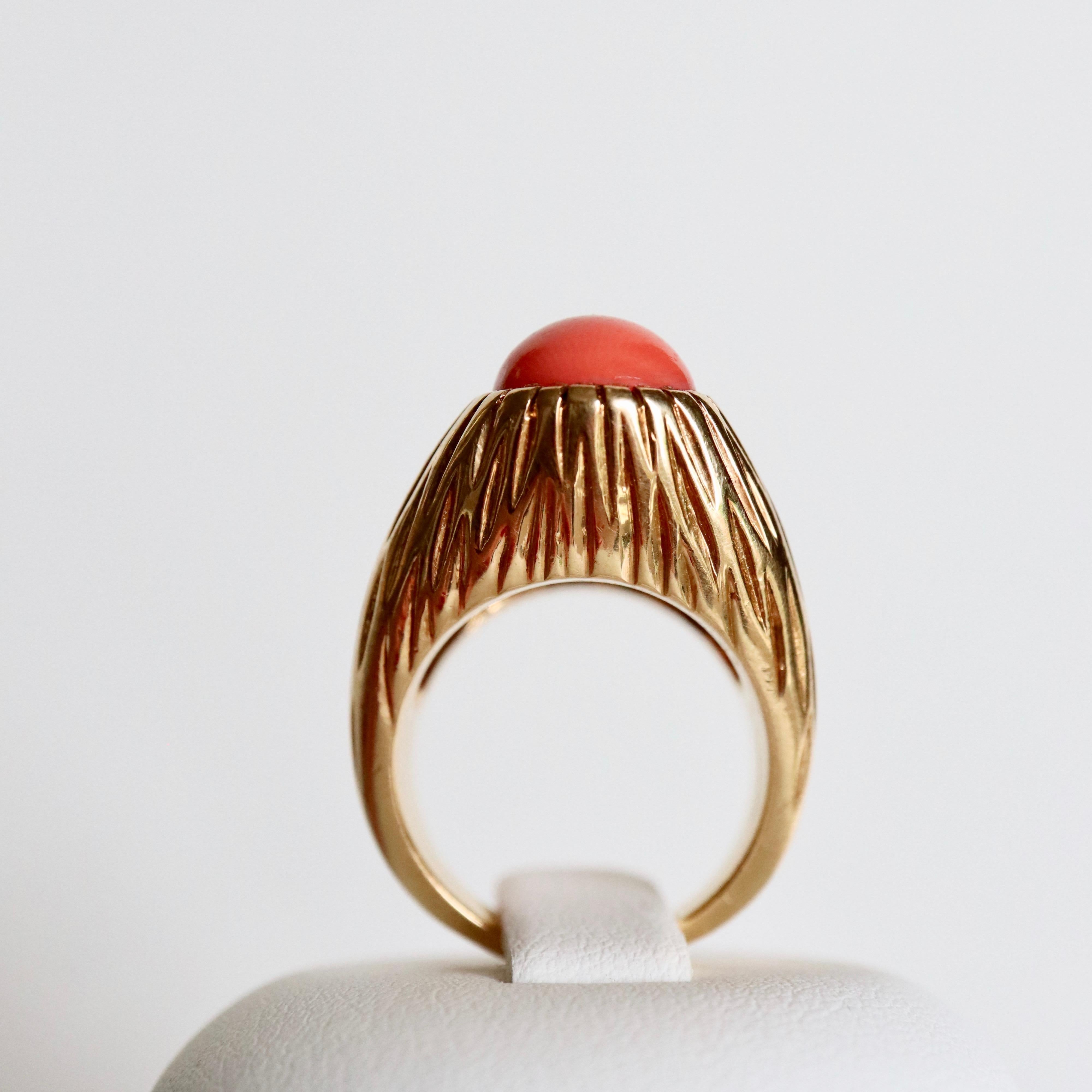 Cartier 18 Karat Yellow Gold Engraved and Coral Ring For Sale 6