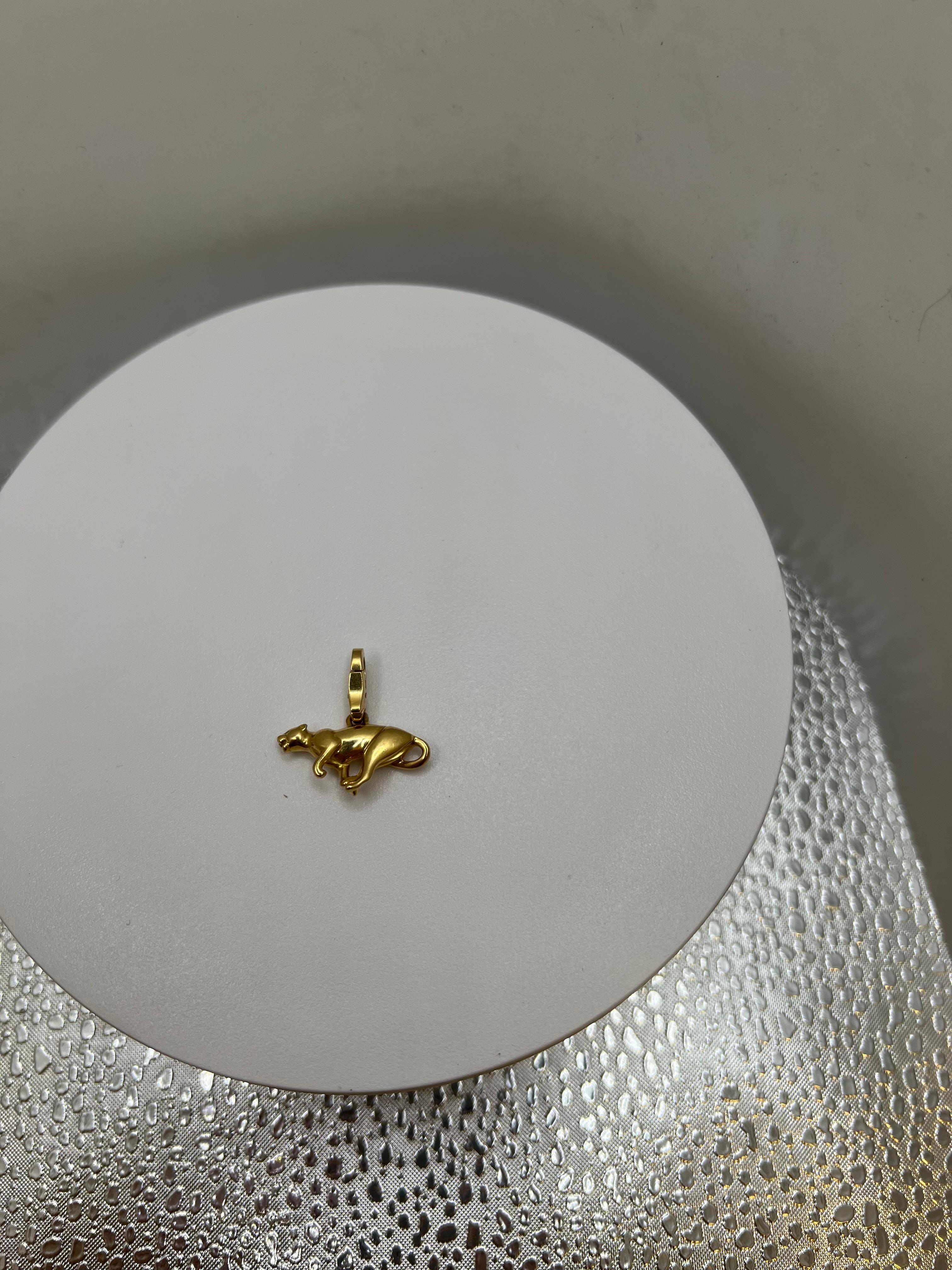 Cartier Pendentif breloque panthère en or jaune 18 carats Excellent état - En vente à New York, NY