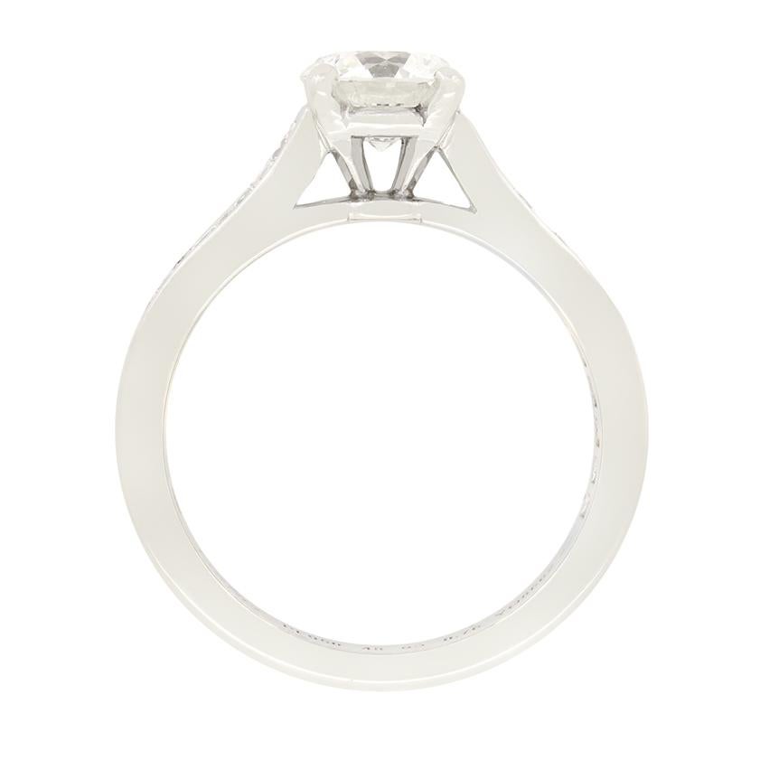 Dieser wunderschöne Ring stammt aus der ikonischen Kollektion '1895' des Designers Cartier. In seinem Zentrum sitzt ein runder Brillant von 0,76 Karat, der in Platin gefasst ist. Der Diamant ist vollständig von GIA zertifiziert und hat die Bewertung