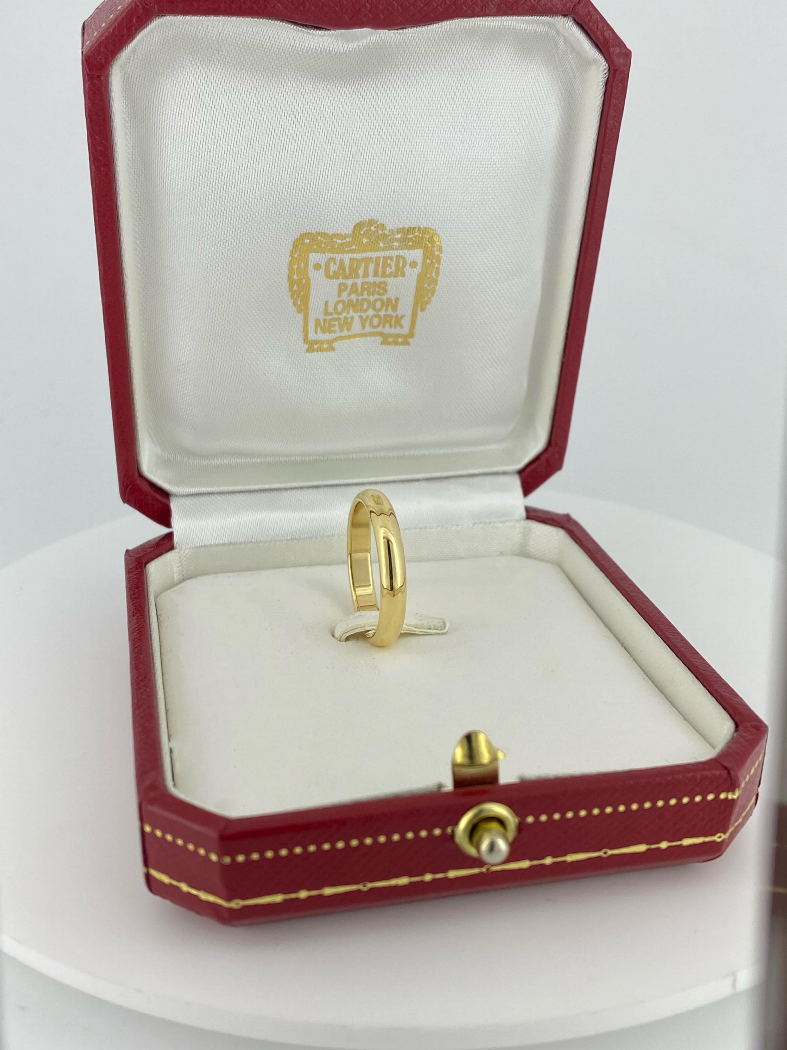 An iconic Cartier 1895 
18K 750 Yellow Gold Ring / Band

Size: 56 (O 1/2) - re-sizable 
Total items weight: 4.6gr. 
Shank's width: 3.5mm 

Rounded shank is
numbered, stamped & hallmarked on inside 

In brand new condition 

Comes in original Cartier