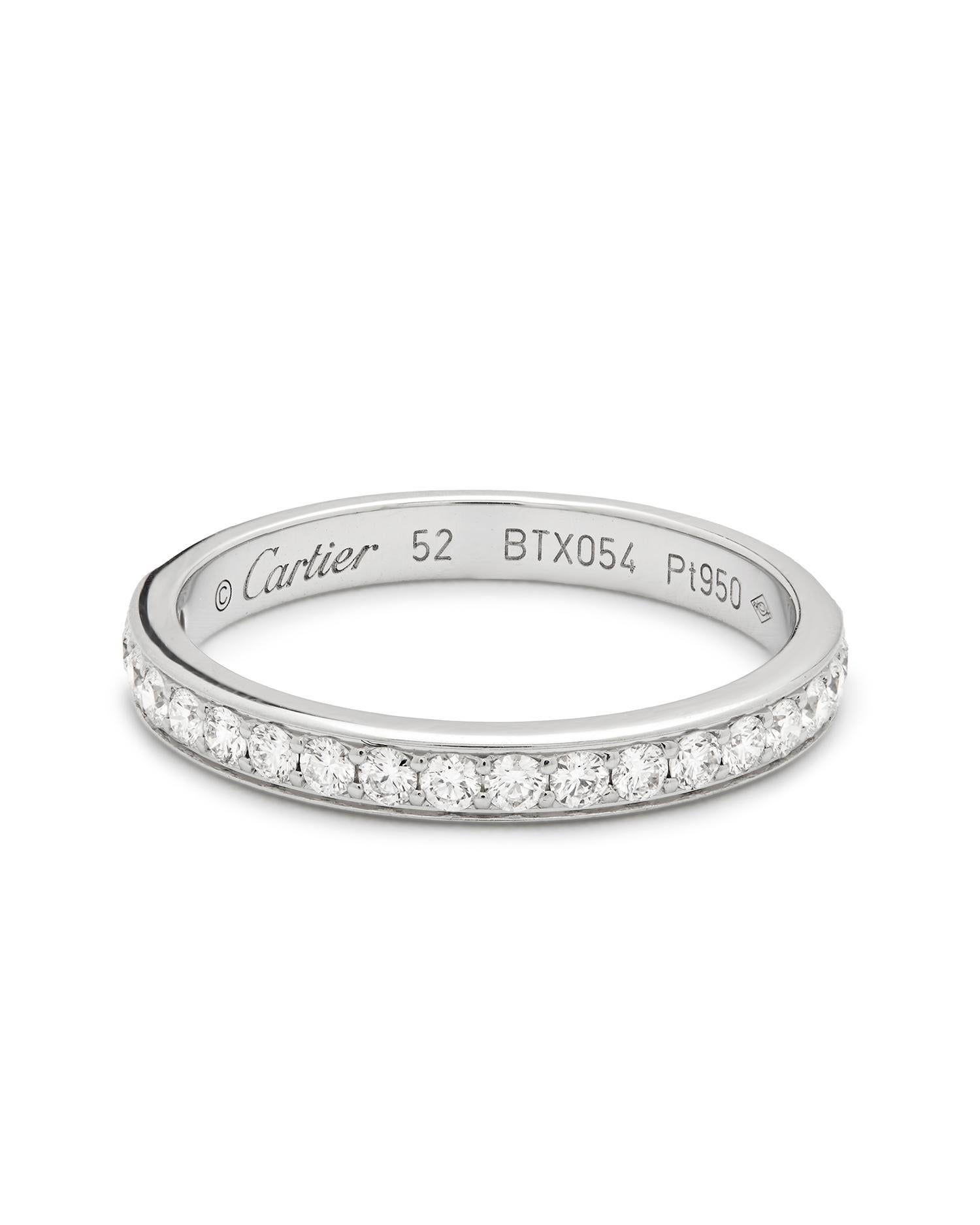 Bague en diamant Cartier 1895, largeur 2,6 mm, platine 950/1000, sertie de 19 diamants taille brillant totalisant 0,27 carats.

Signé:Cartier, Série 
Livré complet avec sa boîte d'origine et le certificat de Cartier. 
PRIX DE VENTE CONSEILLÉ :