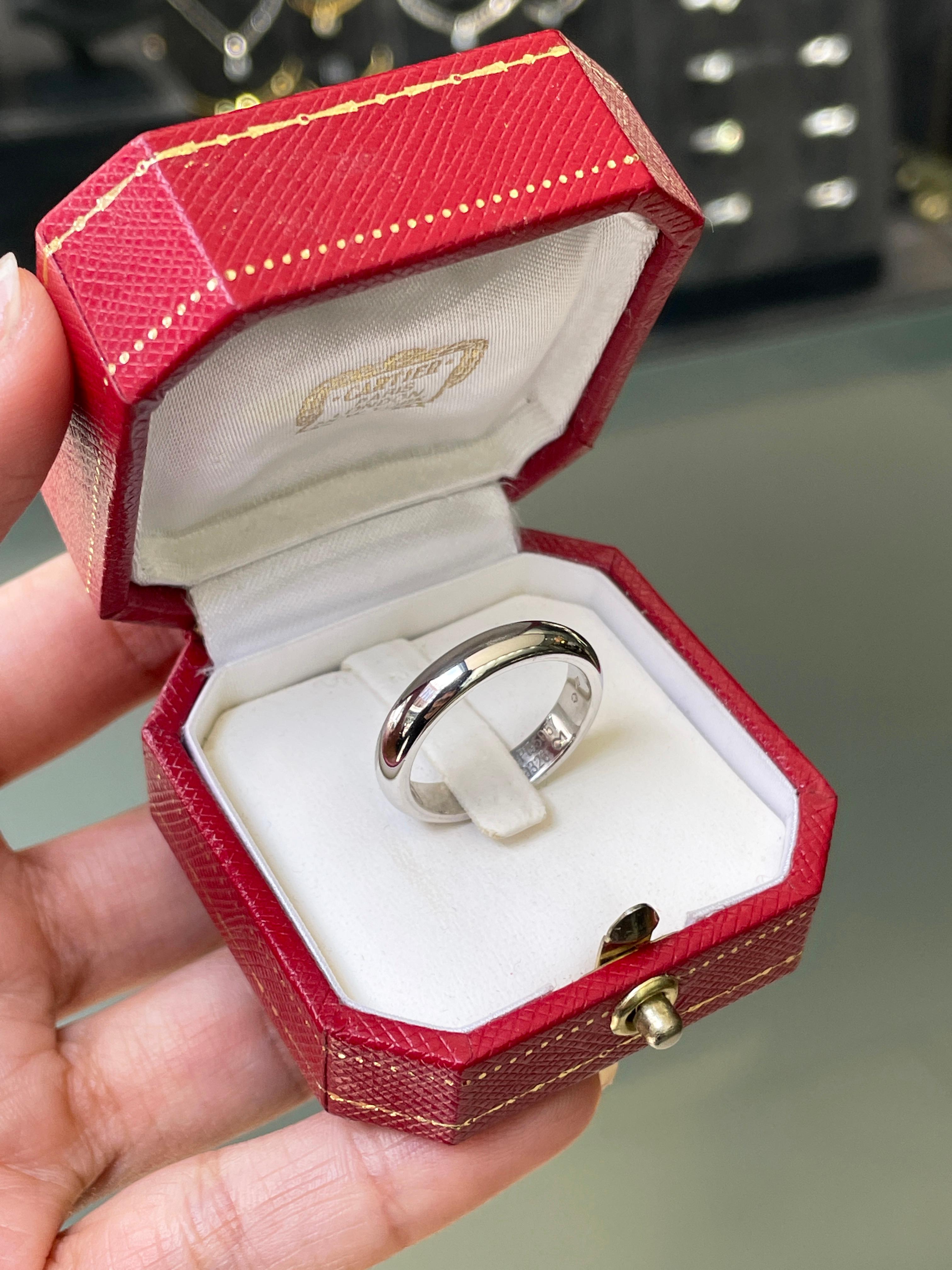 Dieser klassische D-förmige Ehering von Cartier aus der Kollektion '1895' ist aus Platin gefertigt, misst 4 mm in der Breite und hat ein Bruttogewicht von 9,04 Gramm. Ein perfektes zeitloses Stück, um die ewige Liebe und die Ehe zu feiern. UK
