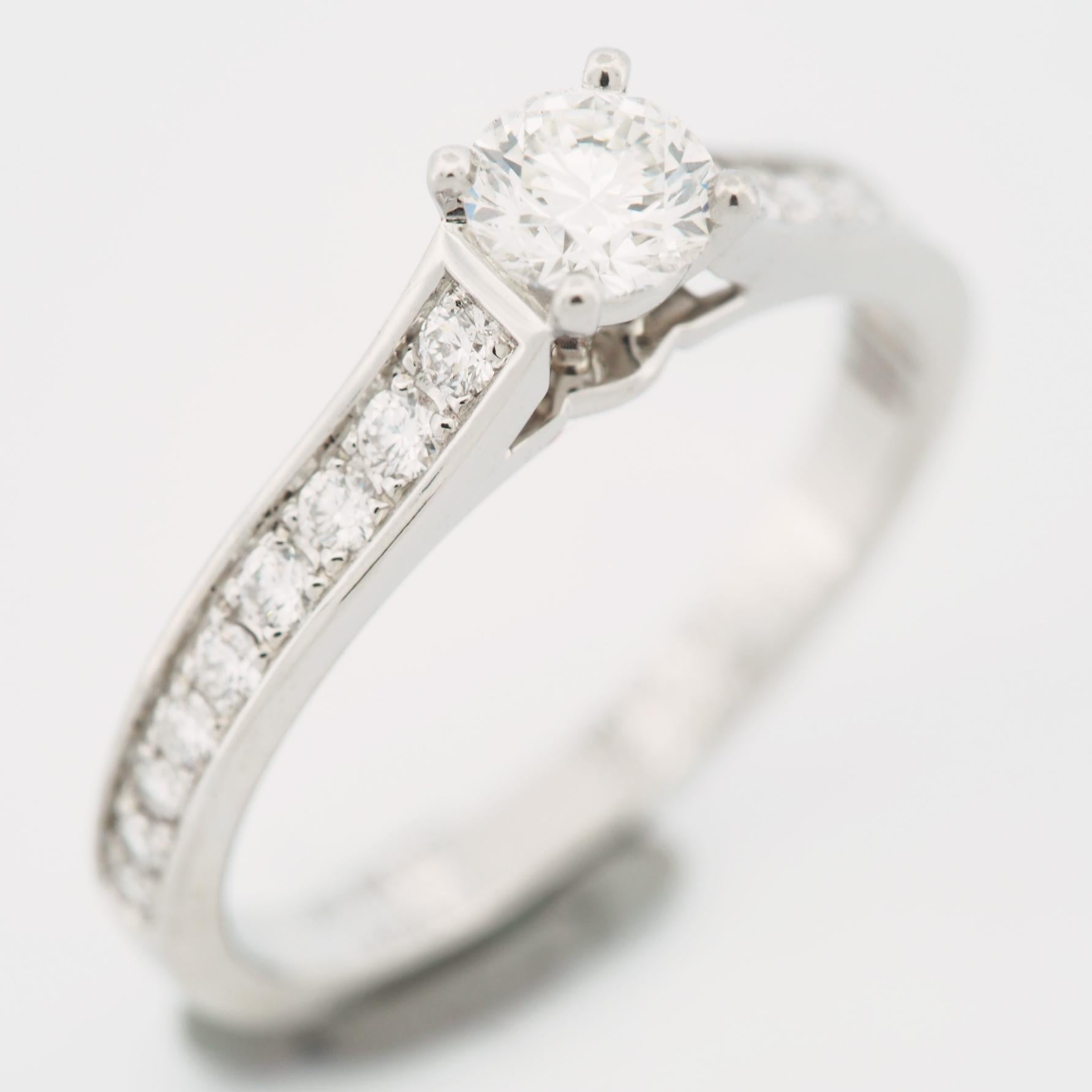 Round Cut Cartier 1895 Solitaire 0.30ct and 18 Pave Diamonds Ring Pt 49 For Sale
