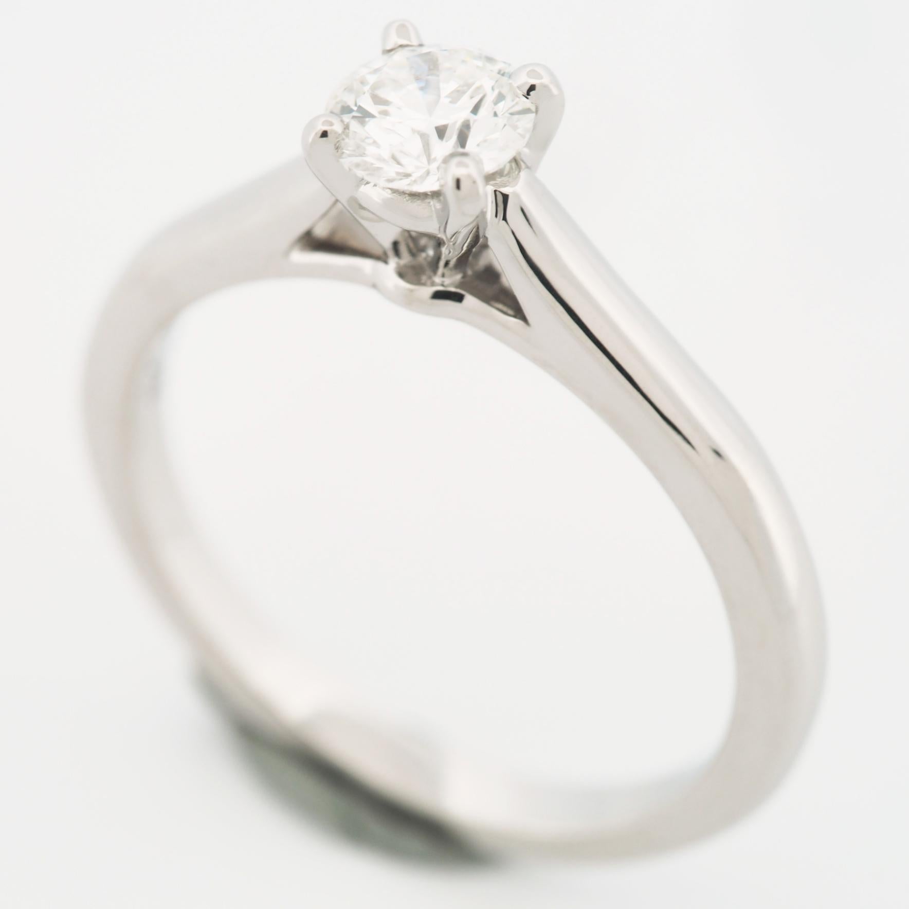 Artikel: Authentischer Cartier 1895 Diamant Solitär Ring
Steine: Diamant (0,40ct)
Farbe: F
Klarheit: VS2
Polnisch: Ausgezeichnet
Symmetrie: Ausgezeichnet
Fluoreszenz: Keine
Metall: Platin 950
Ringgröße: 50 US-Größe 5.0 - 5.25 UK-Größe J