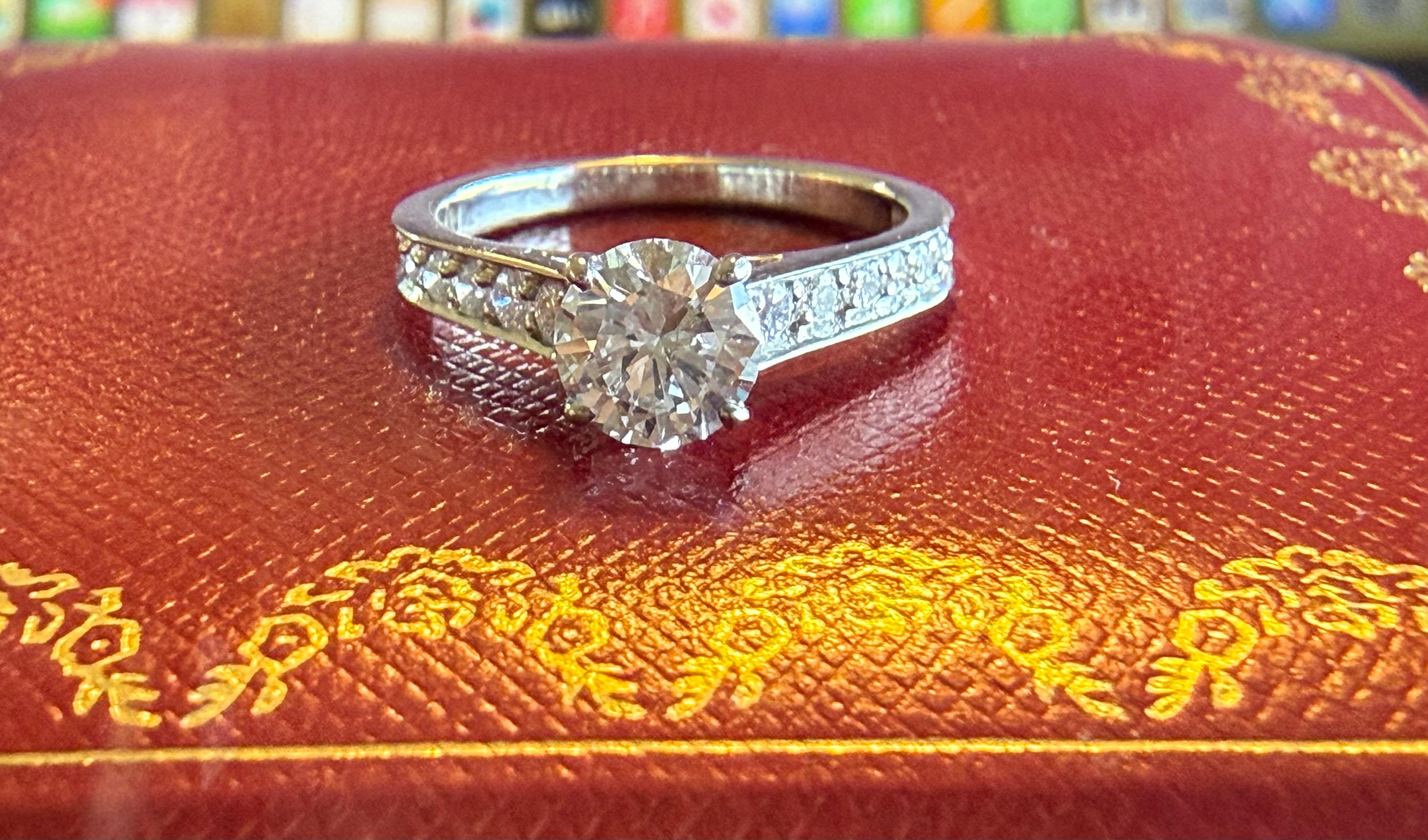 Taglio brillante Anello di fidanzamento con pavé di diamanti Cartier 1895 Solitaire 1,26 TW in vendita