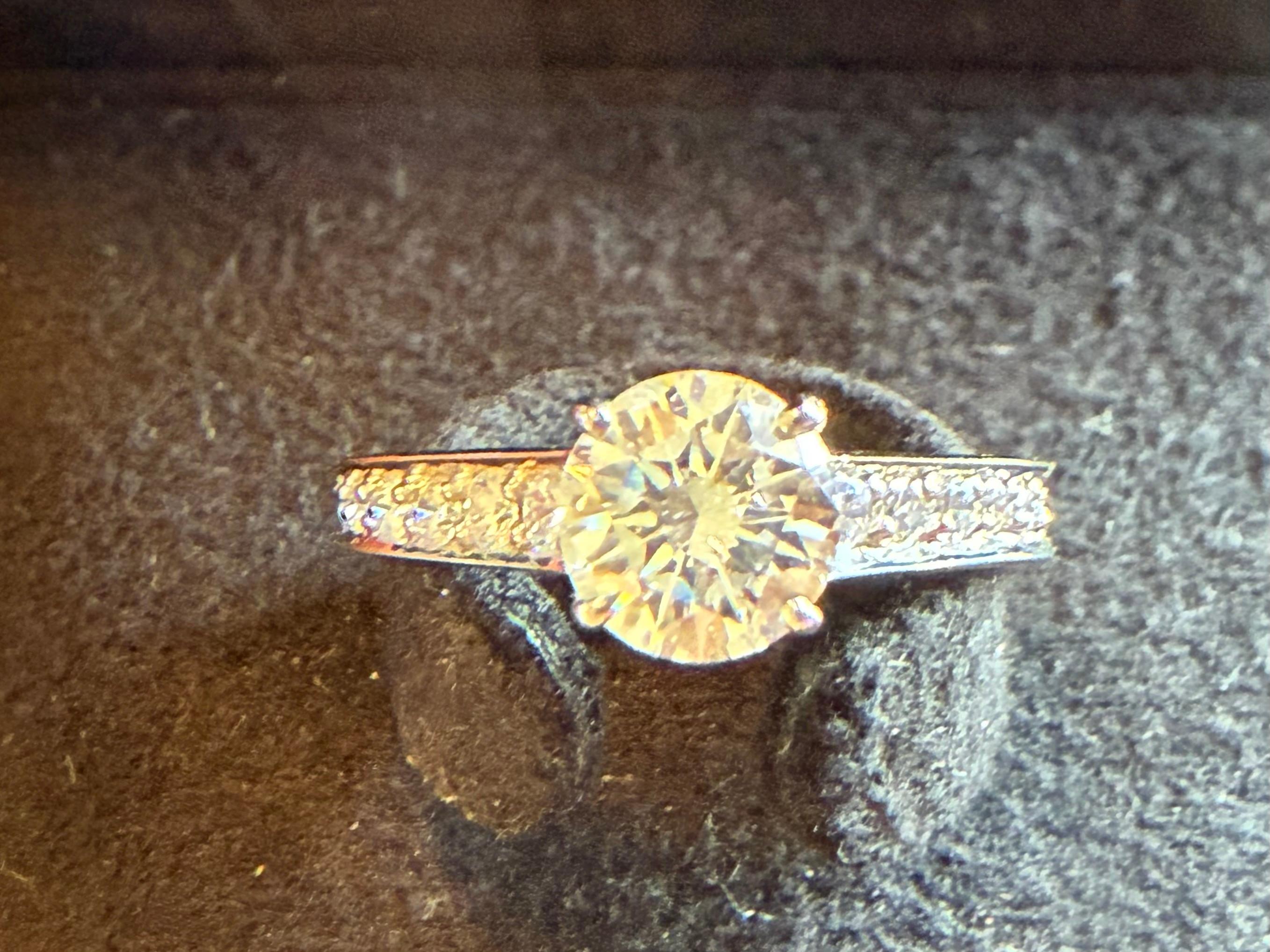 Anello di fidanzamento con pavé di diamanti Cartier 1895 Solitaire 1,26 TW In condizioni buone in vendita a Beverly Hills, CA