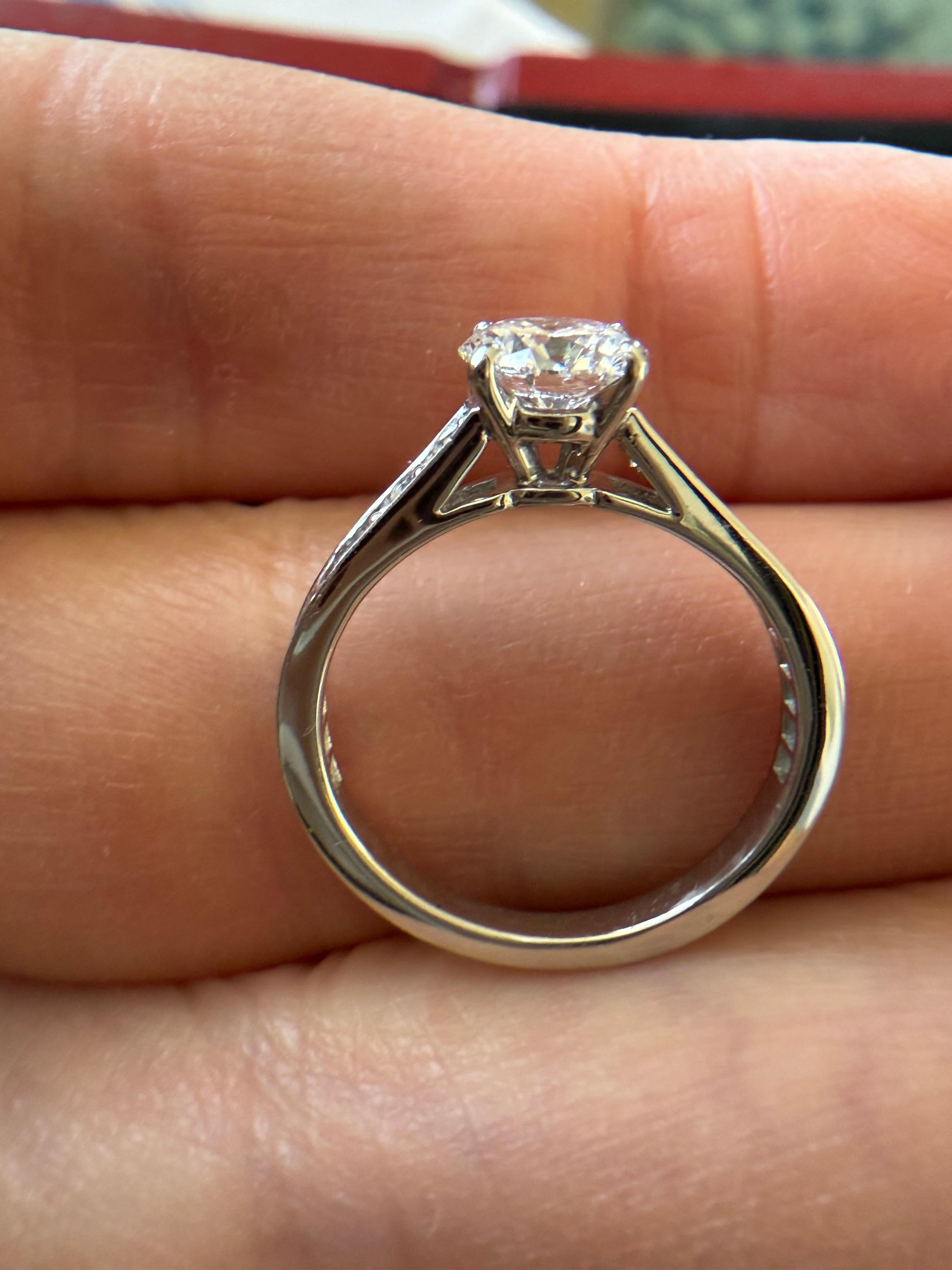 Anello di fidanzamento con pavé di diamanti Cartier 1895 Solitaire 1,26 TW in vendita 2
