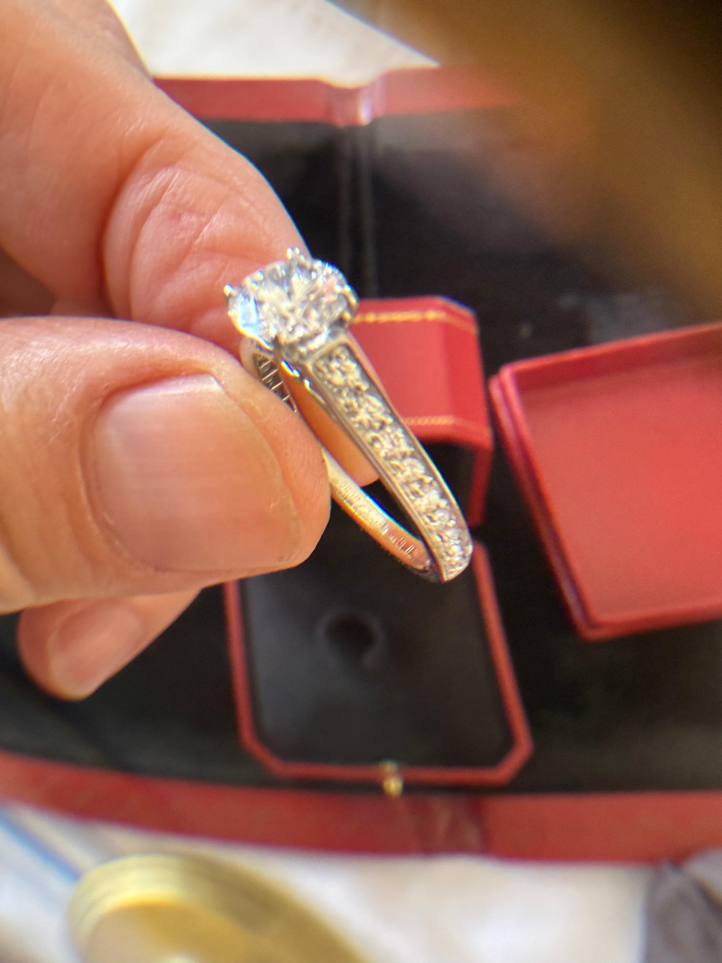 Anello di fidanzamento con pavé di diamanti Cartier 1895 Solitaire 1,26 TW in vendita 3