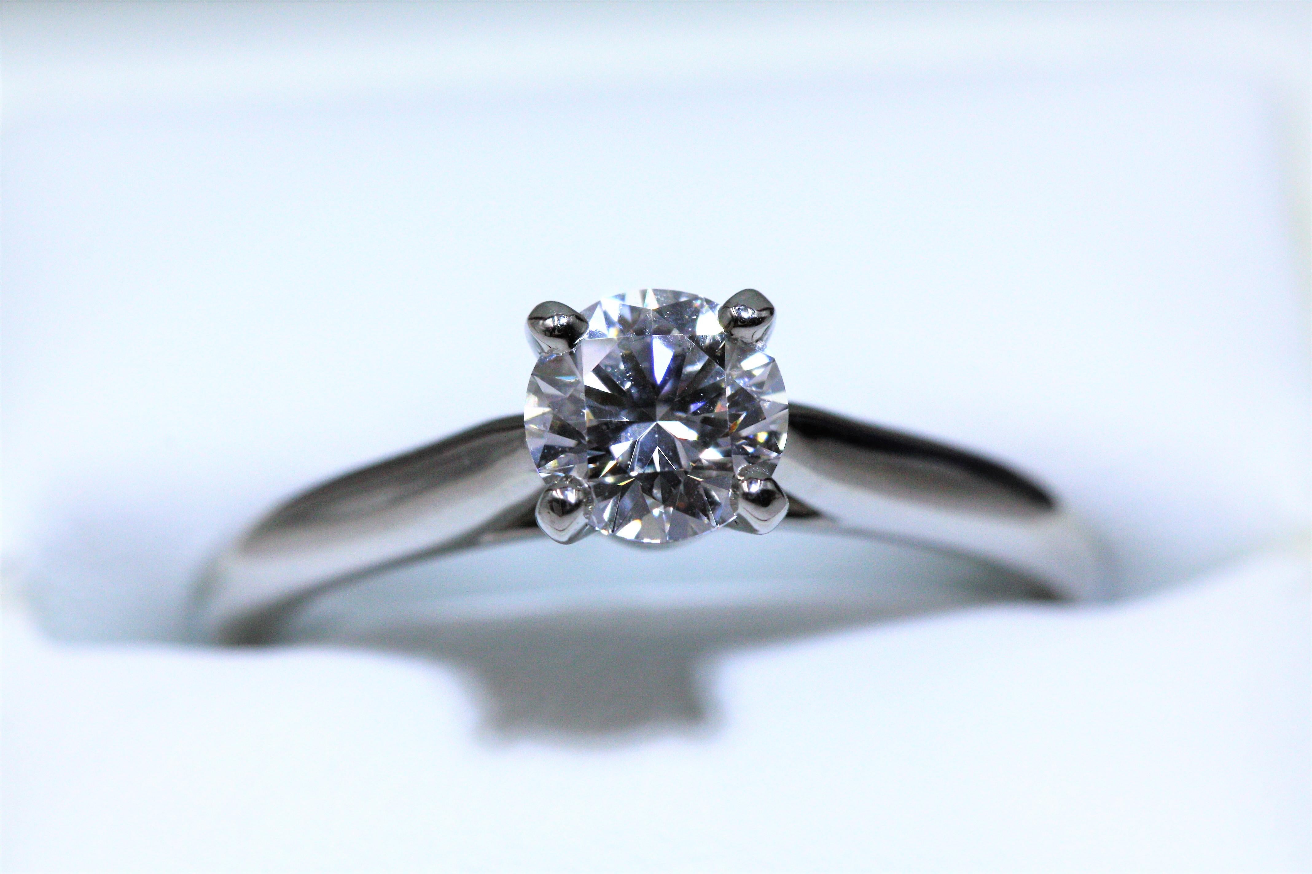Round Cut Cartier 1895 Solitaire Platinum Diamond Ring, 0.7 Carat VVS1 E For Sale