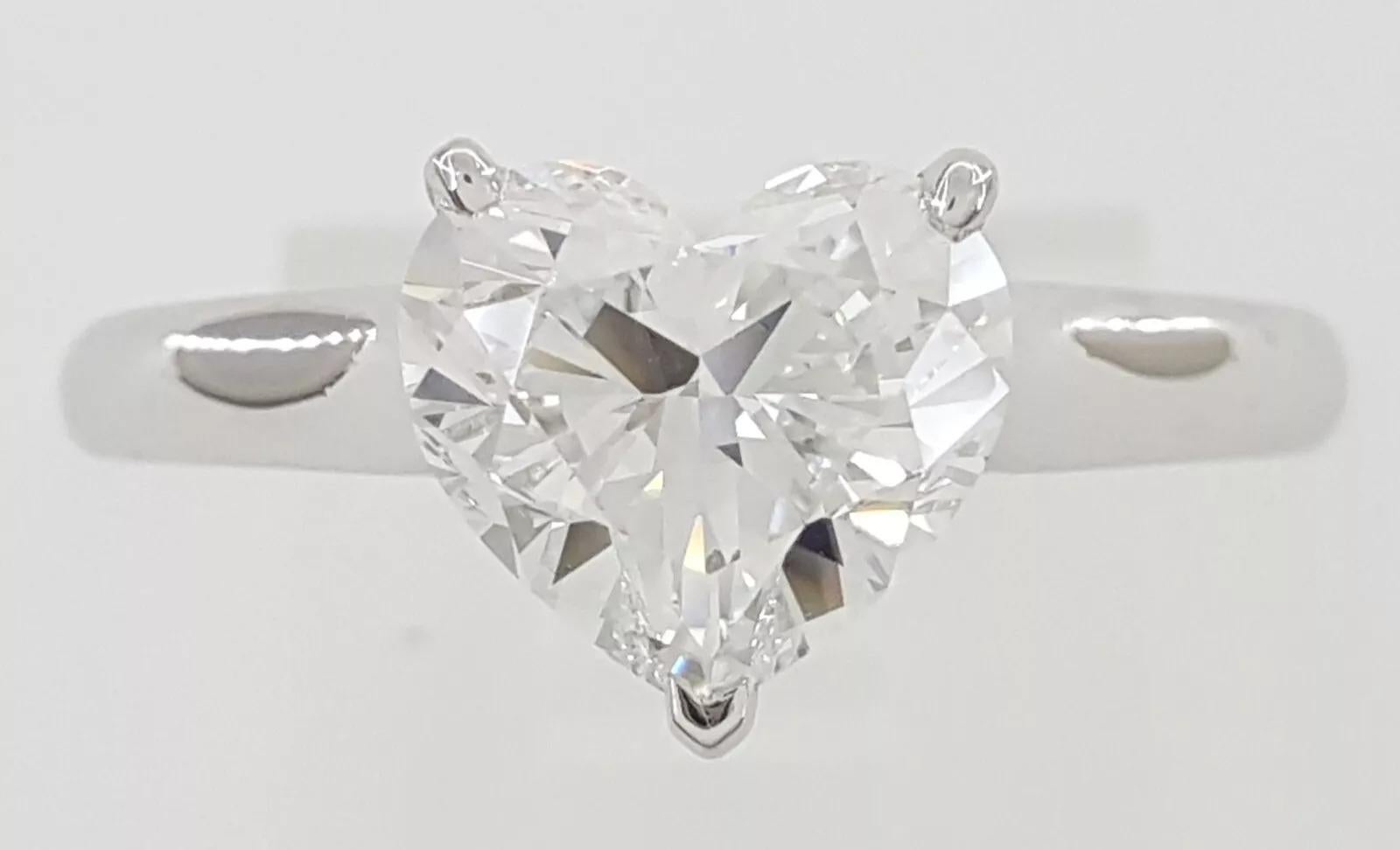 Cartier 1895 Solitaire Platinum Engagement Ring – 2.09ct Heart Brilliant Cut Diamond

This elegant Cartier 1895 Solitaire engagement ring features a stunning 2.09-carat Natural Heart Brilliant Cut diamond, set in platinum. The center stone is graded