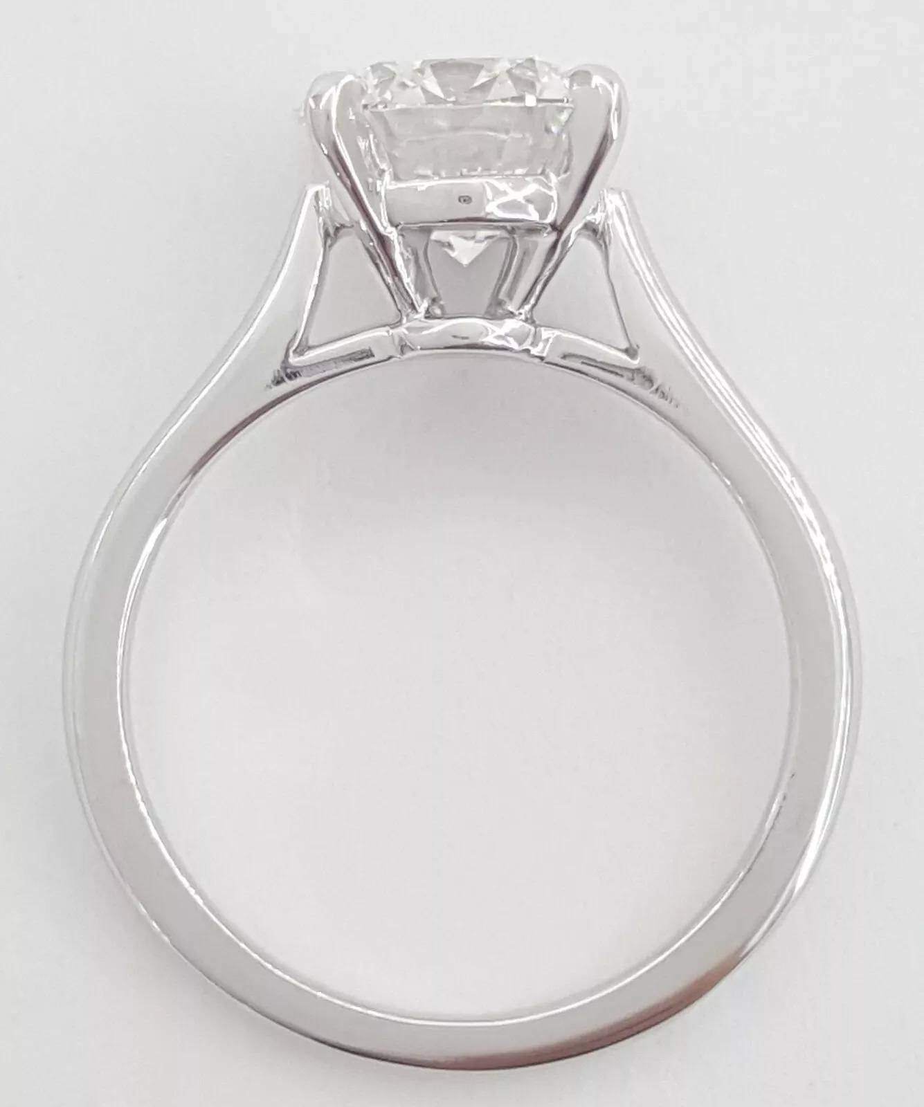 Cartier 1895 Solitaire Platinum Engagement Ring – 1.74ct Round Brilliant Cut Diamond

This timeless Cartier 1895 Solitaire engagement ring features a stunning 1.74-carat Natural Round Brilliant Cut diamond, set in platinum. The center stone is