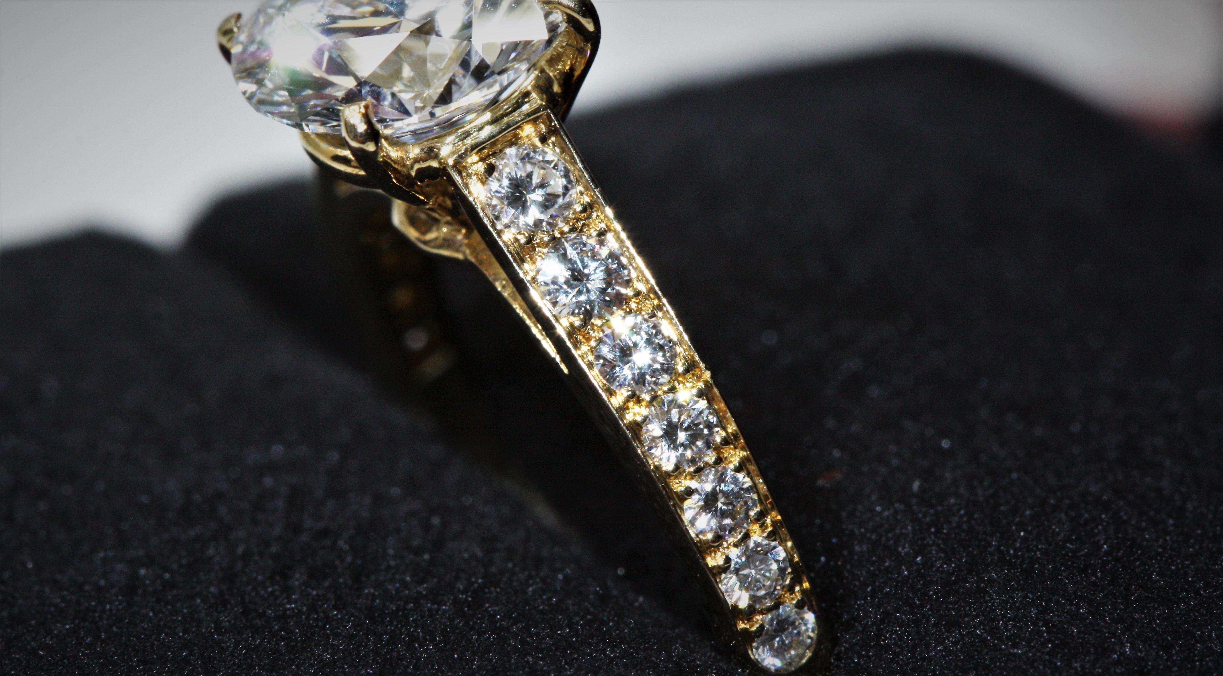 Cartier 1895 Solitaire Ring 18 Karat Yellow Gold Diamonds, 2.02 Carat, VS1, D For Sale 3